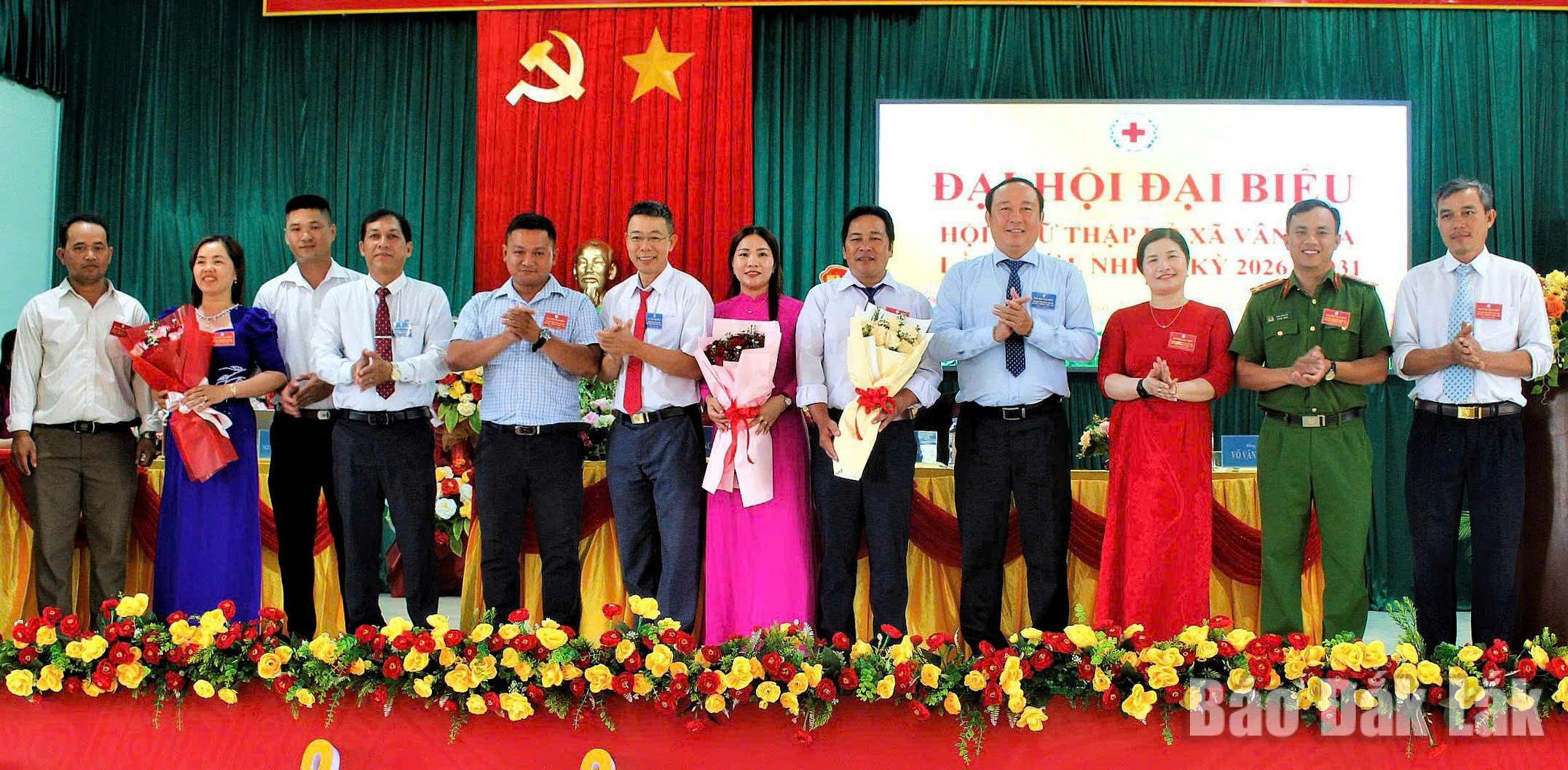 Lãnh đạo xã Vân Hòa chúc mừng Ban Chấp hành Hội Chữ thập đỏ xã Vân Hòa nhiệm kỳ 2026 - 2031.