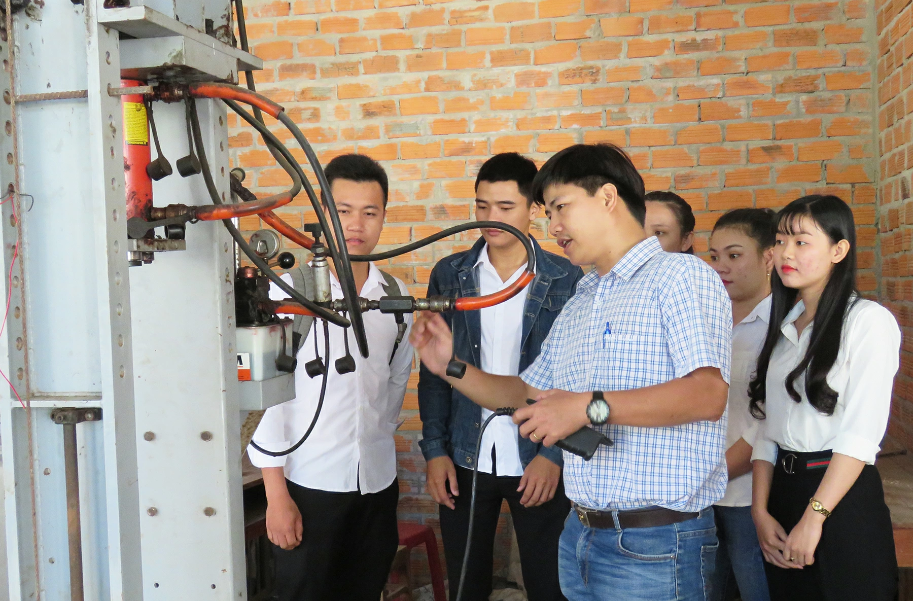 Chính sách học bổng và bài toán nhân lực công nghệ 1 Từ 15/7/2026, sinh viên các ngành khoa học cơ bản, kỹ thuật then chốt và công nghệ chiến lược sẽ được nhận học bổng 3,7 - 8,4 triệu đồng/tháng theo Nghị định số 179 của Chính phủ. Trong ảnh: Sinh viên theo học lĩnh vực xây dựng tại Trường Đại học Xây dựng Miền Trung.