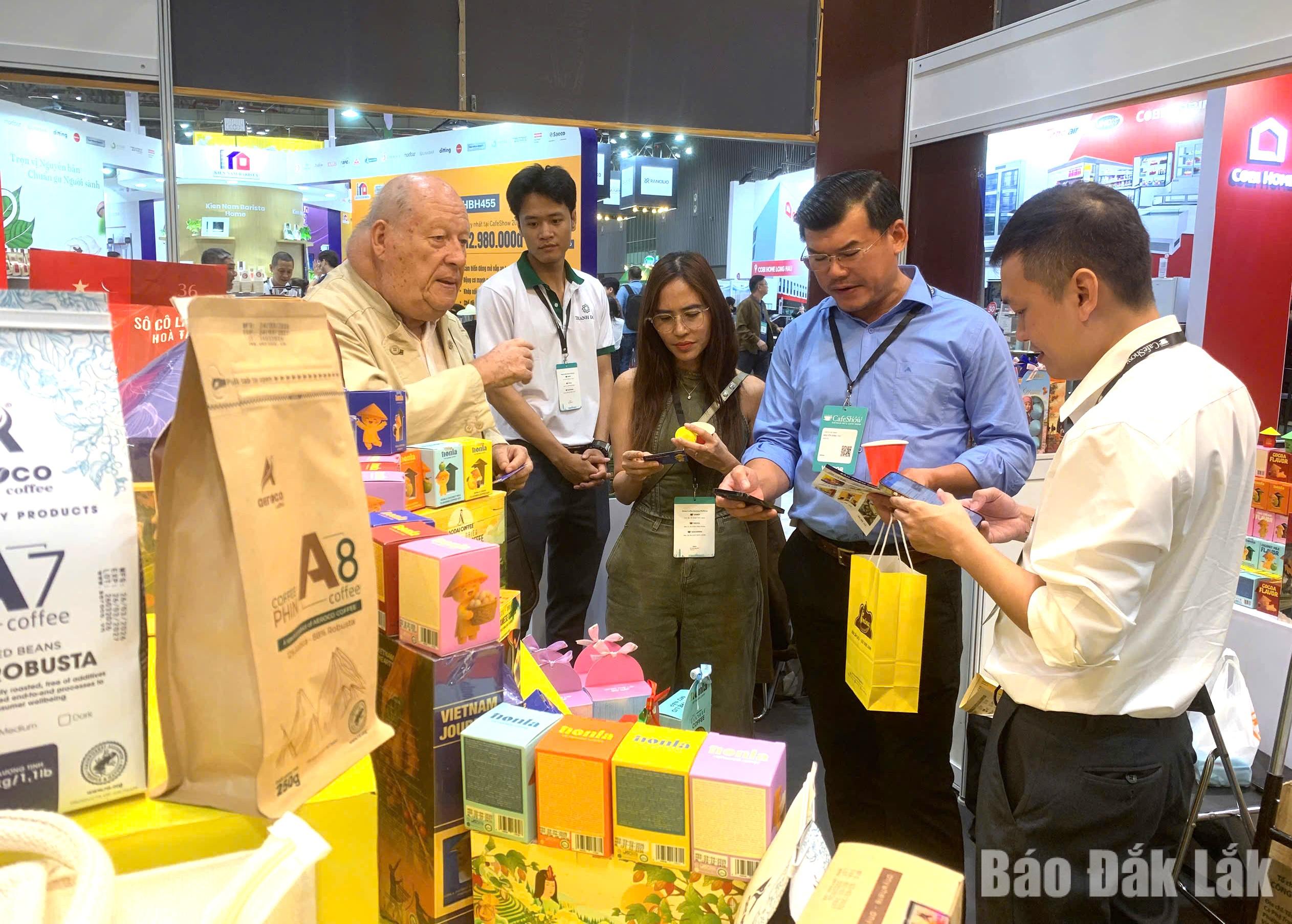5 doanh nghiệp Đắk Lắk tham dự Cafe Show 2026 1 Khách quốc tế tham quan gian hàng trưng bày của doanh nghiệp Đắk Lắk.