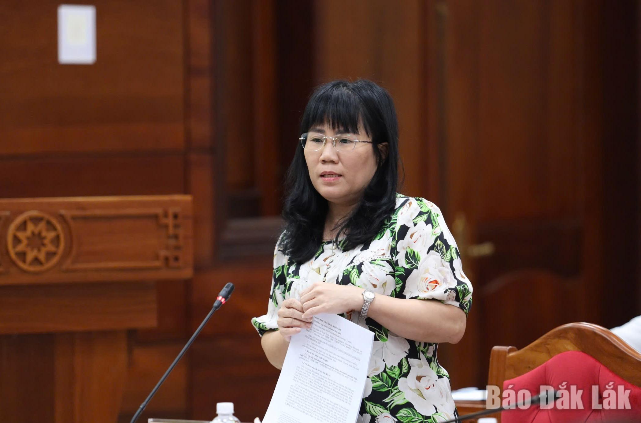Ủy viên Ban Thường vụ Tỉnh ủy, Phó Chủ tịch Thường trực UBND tỉnh Hồ Thị Nguyên Thảo phát biểu tại cuộc họp.