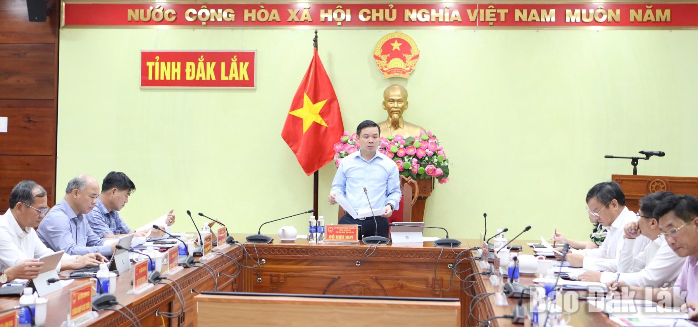 Ủy viên Dự khuyết Trung ương Đảng, Phó Bí thư Tỉnh ủy, Chủ tịch UBND tỉnh Đỗ Hữu Huy chủ trì cuộc họp.