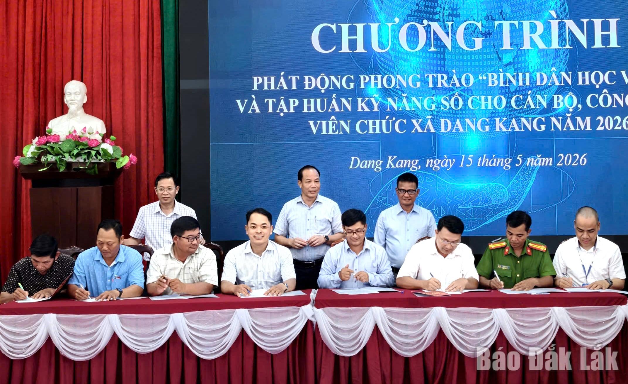 Xã Dang Kang phát động phong trào “Bình dân học vụ số” và tập huấn kỹ năng số năm 2026 2 đại diện các tổ công nghệ số cộng đồng của các thôn, buôn đã thực hiện ký cam kết hưởng ứng phong trào “Bình dân học vụ số”,