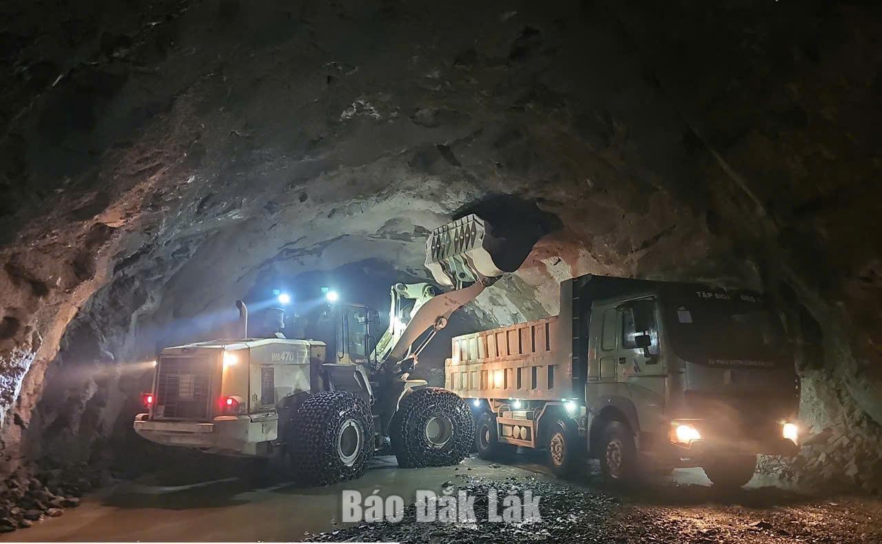 Tập trung tối đa cho mục tiêu tăng trưởng 2 con số 1 Thi công một dự án giao thông trên địa bàn tỉnh.