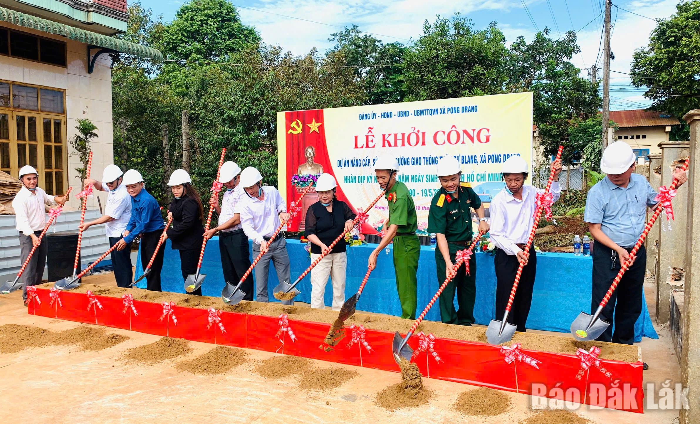 Các đại biểu thực hiện nghi thức khởi công.