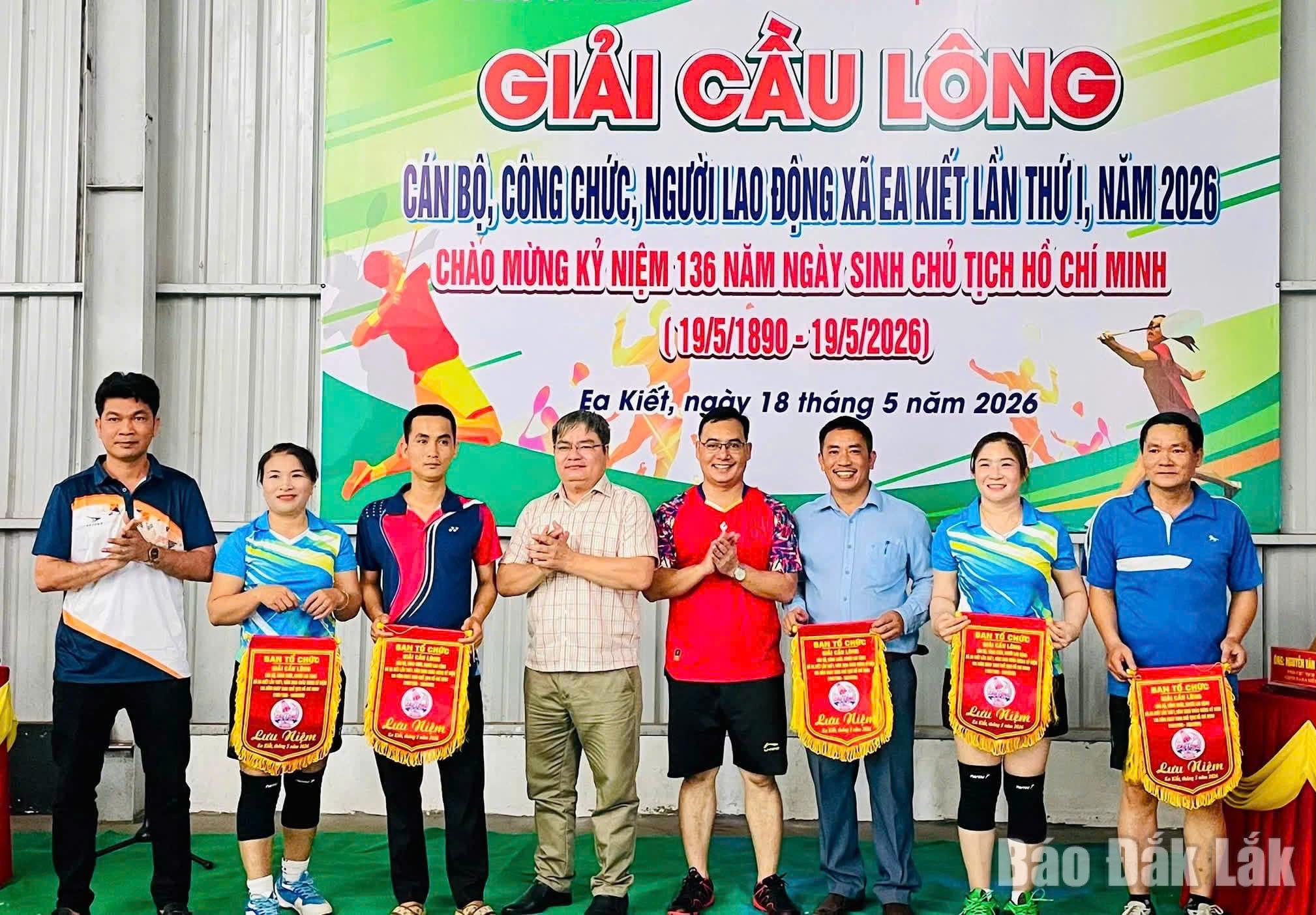 Xã Ea Kiết tổ chức giải cầu lông lần thứ I 1 Ban Tổ chức trao cờ lưu niệm cho các đội, vận động viên tham gia thi đấu.