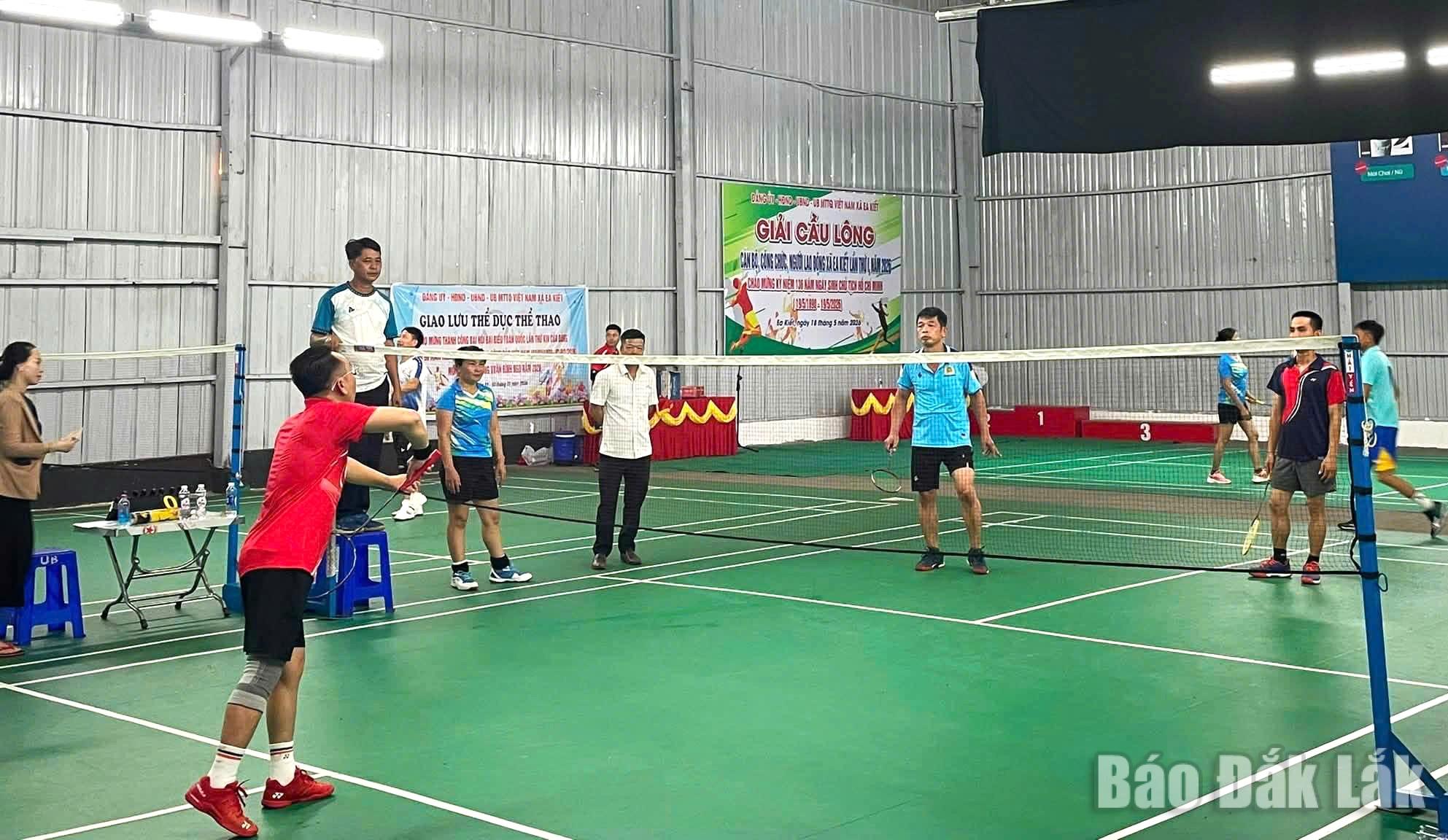 Xã Ea Kiết tổ chức giải cầu lông lần thứ I 2 Vận động viên tham gia tranh tài môn cầu lông.
