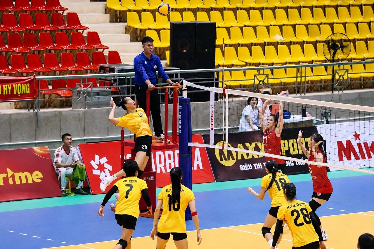 Giải bóng chuyền hạng A toàn quốc 2026: Đắk Lắk lội ngược dòng, thắng trận ra quân 1 Pha tấn công của chủ công HMia Êban. Ảnh: Bóng chuyền Sài Gòn