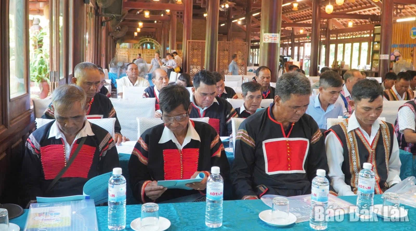 Các nghệ nhân tham dự lớp tập huấn.