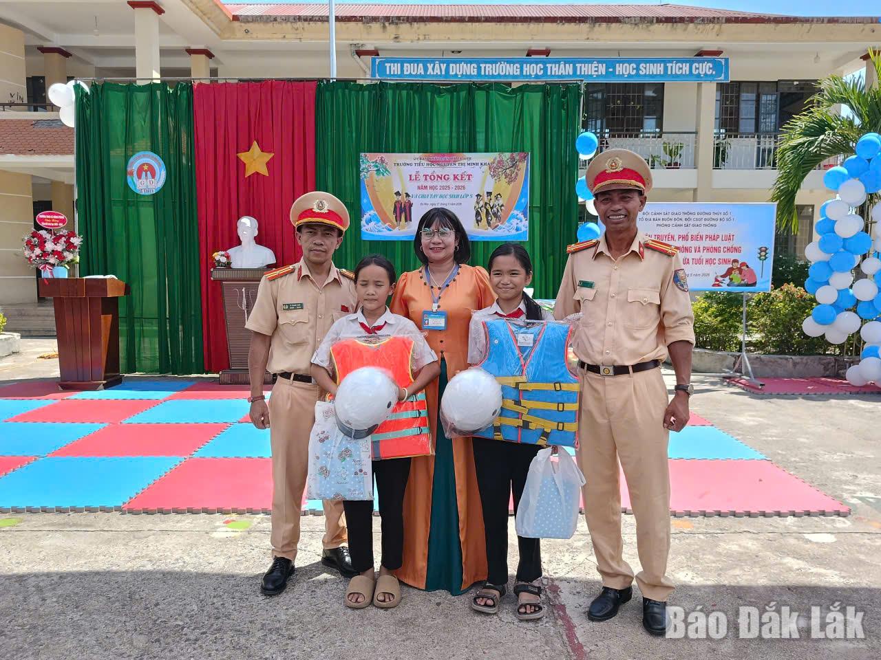 Lực lượng Cảnh sát giao thông trao quà tặng các em học sinh.