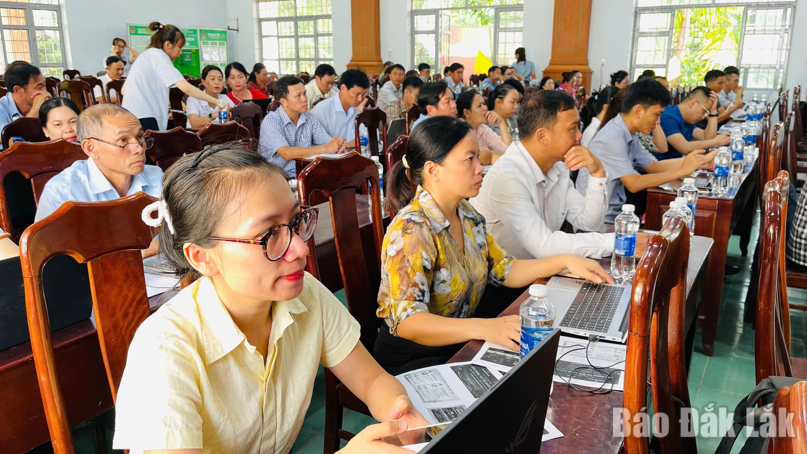 Các cán bộ, công chức, viên chức xã Tân Tiến tham gia tập huấn.