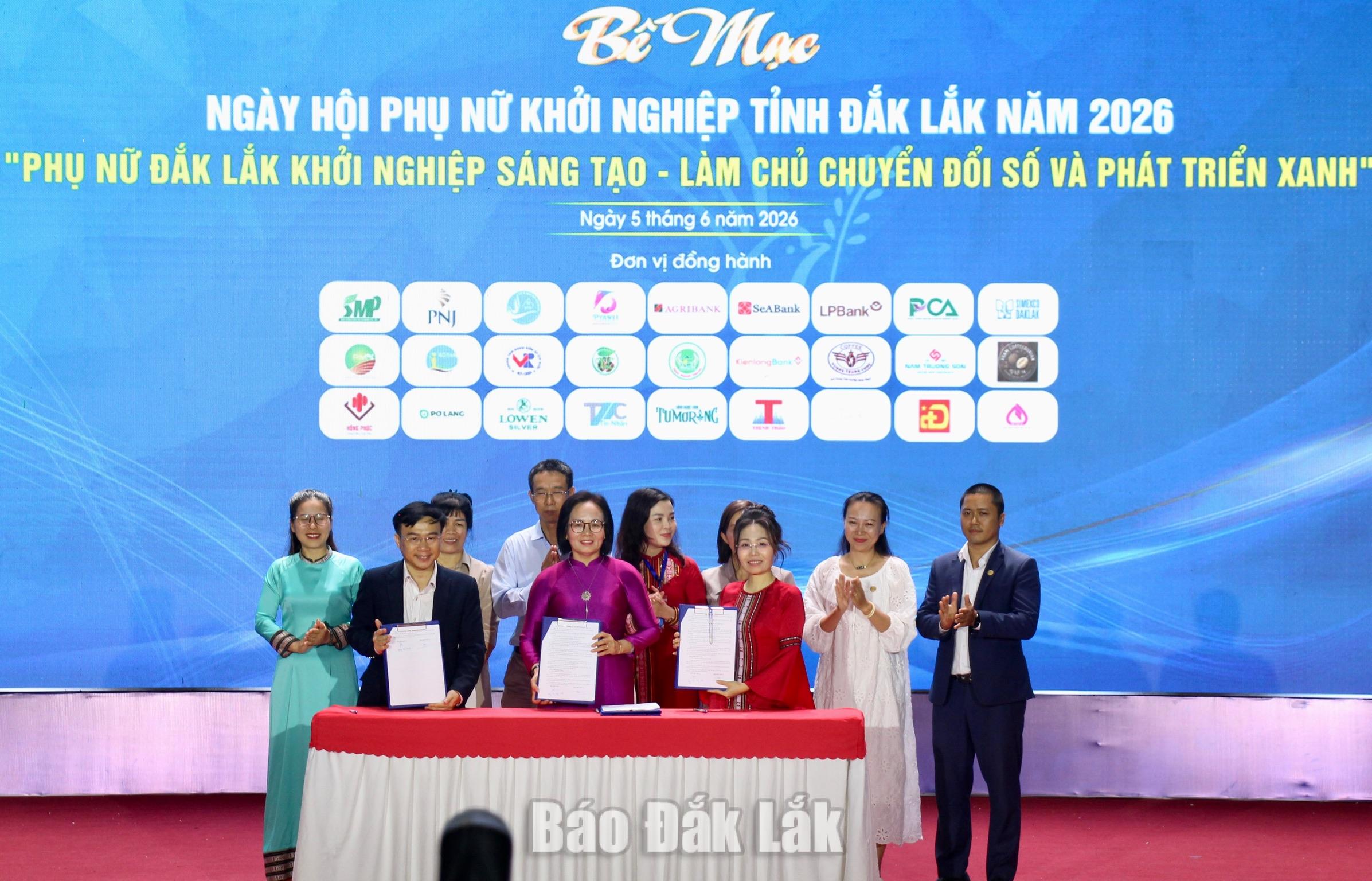 Hội LHPN tỉnh và các đơn vị, doanh nghiệp ký kết biên bản hợp tác.
