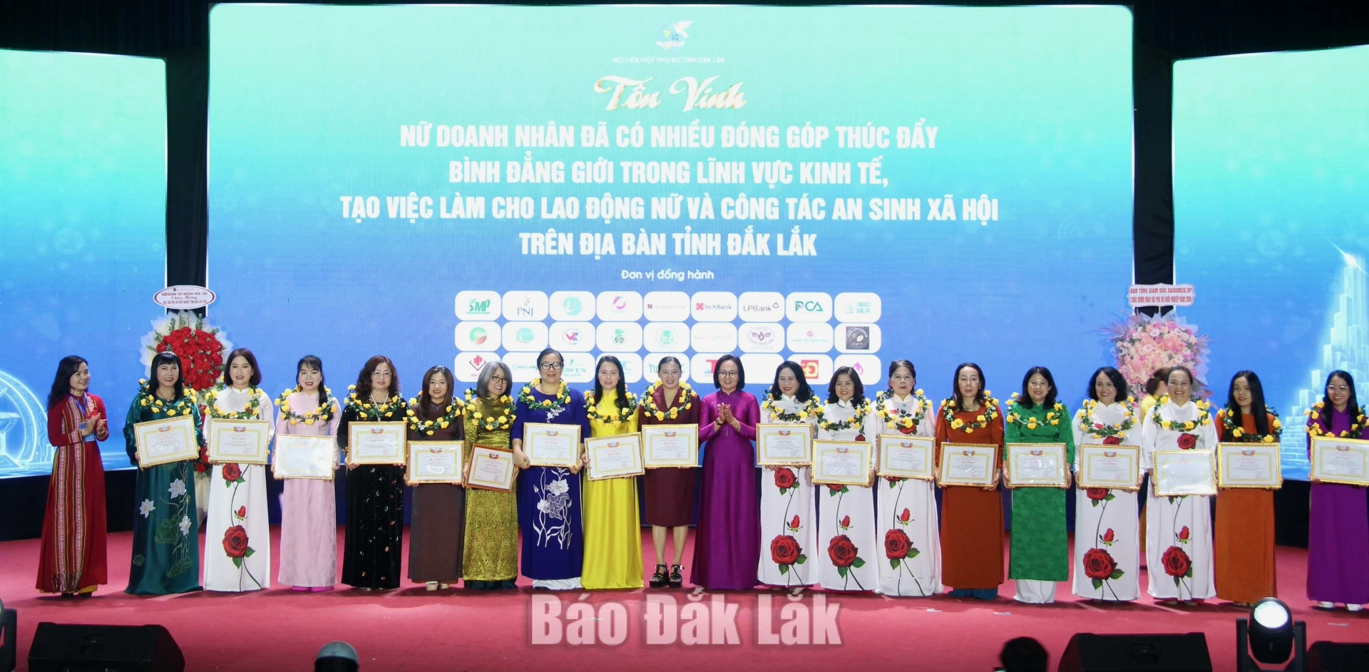Hội LHPN tỉnh tuyên dương các nữ doanh nhân tiêu biểu. 