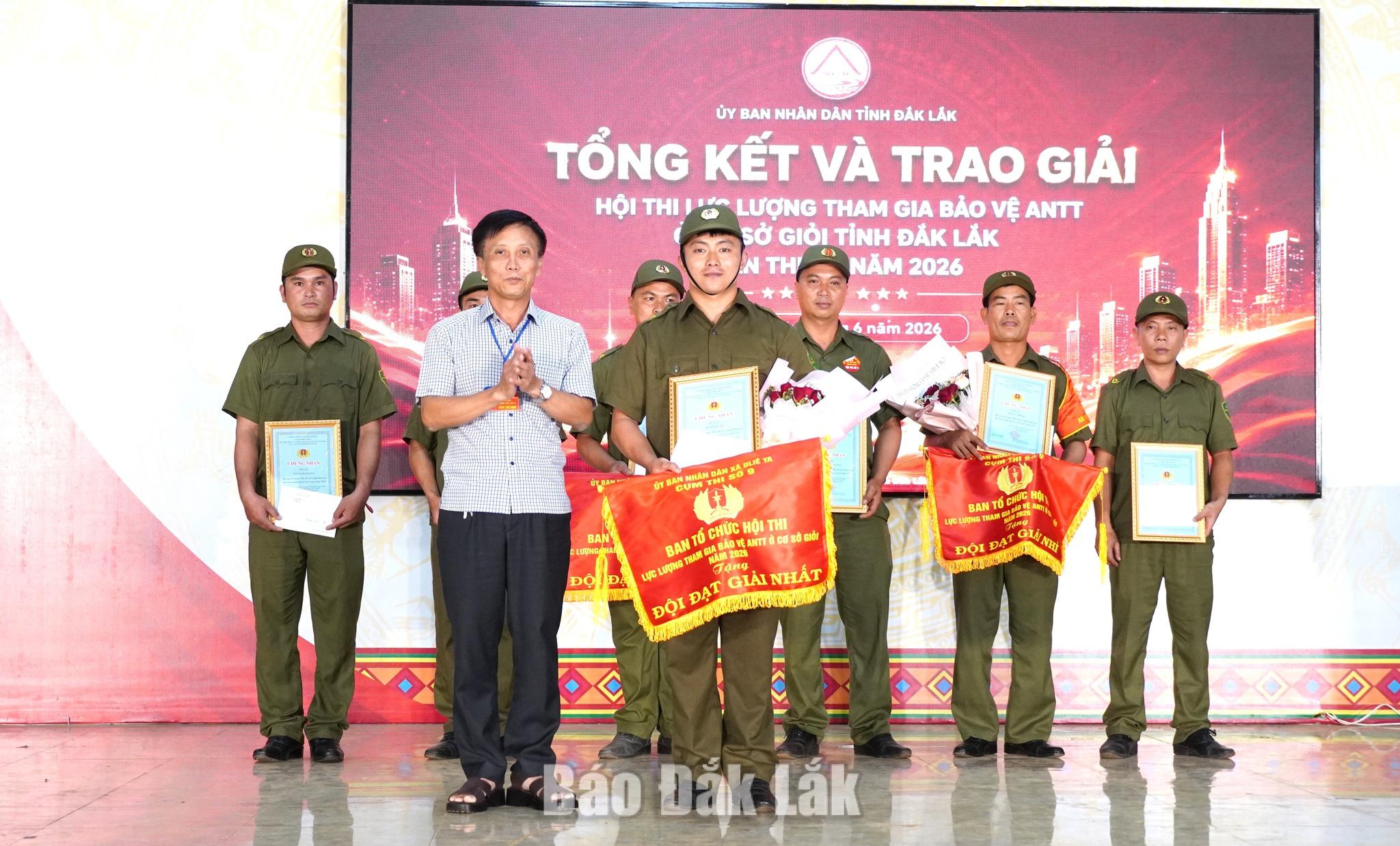 Ban tổ chức trao giải Nhất cho đội thi xã Dliê Ya.