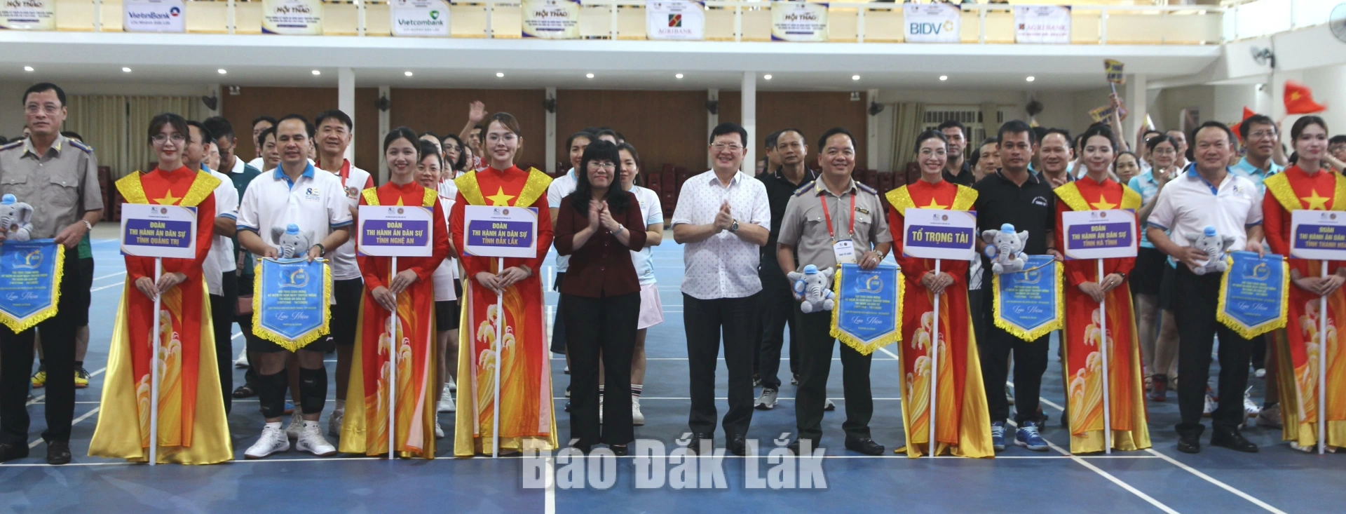 Hội thao kỷ niệm 80 năm Ngày truyền thống ngành Thi hành án dân sự 1 Ban tổ chức trao cờ lưu niệm tặng các đoàn vận động viên tham dự hội thao.