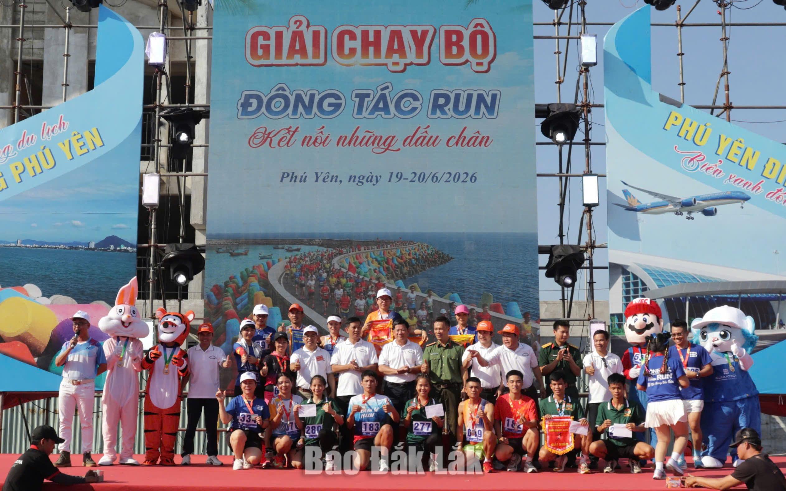 Các vận động viên nữ đạt giải nhất, nhì, ba và khuyến khích nhận thưởng của Ban tổ chức.