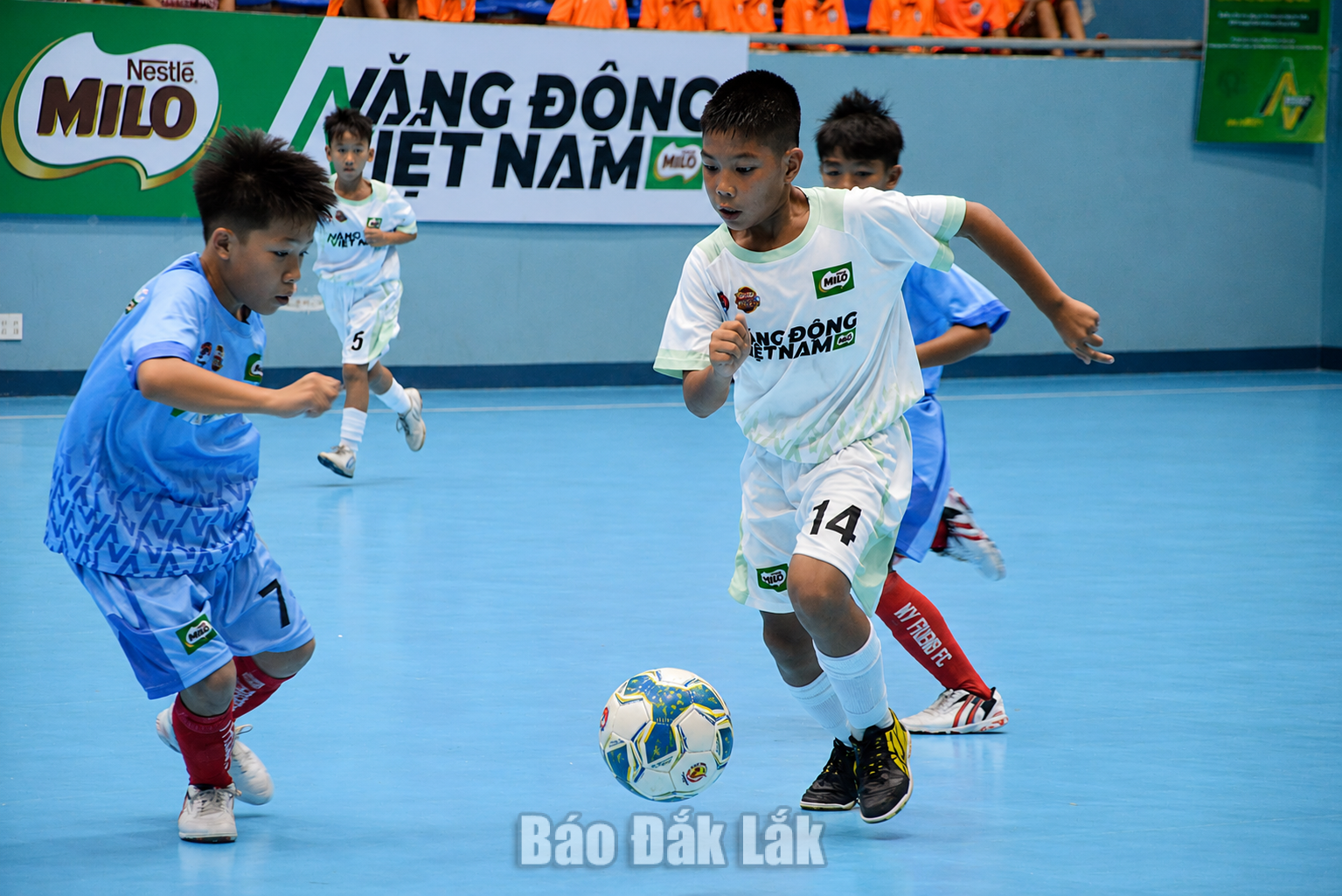 Pha bóng của cầu thủ đội chủ nhà áo trắng Hữu Anh.