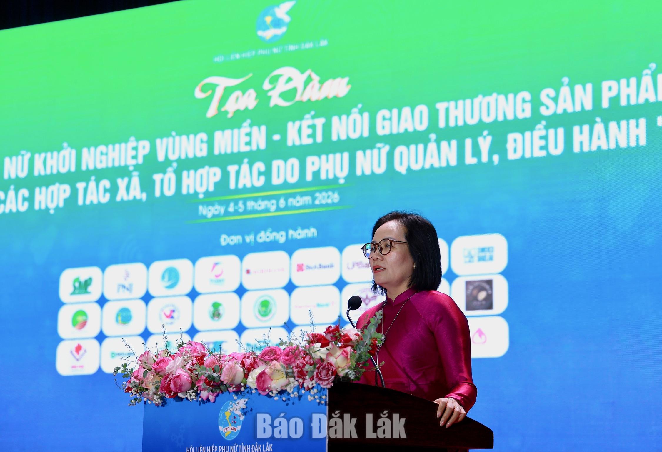 Phó Chủ tịch Ủy ban MTTQ Việt Nam tỉnh, Chủ tịch Hội LHPN tỉnh Nguyễn Thị Hồng Thái phát biểu tại hội nghị.