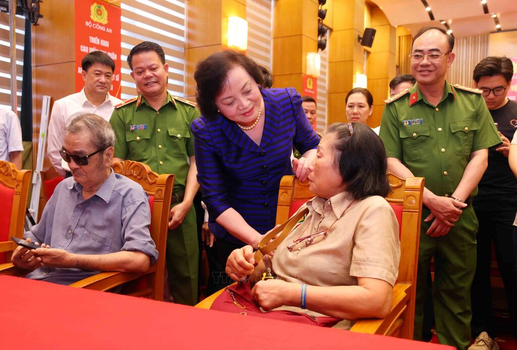 đồng chí Phạm Thị Thanh Trà, Bí thư Trung ương Đảng, Phó Thủ tướng Chính phủ thăm hỏi thân nhân liệt sĩ chưa xác định thông tin. Ảnh: TTXVN