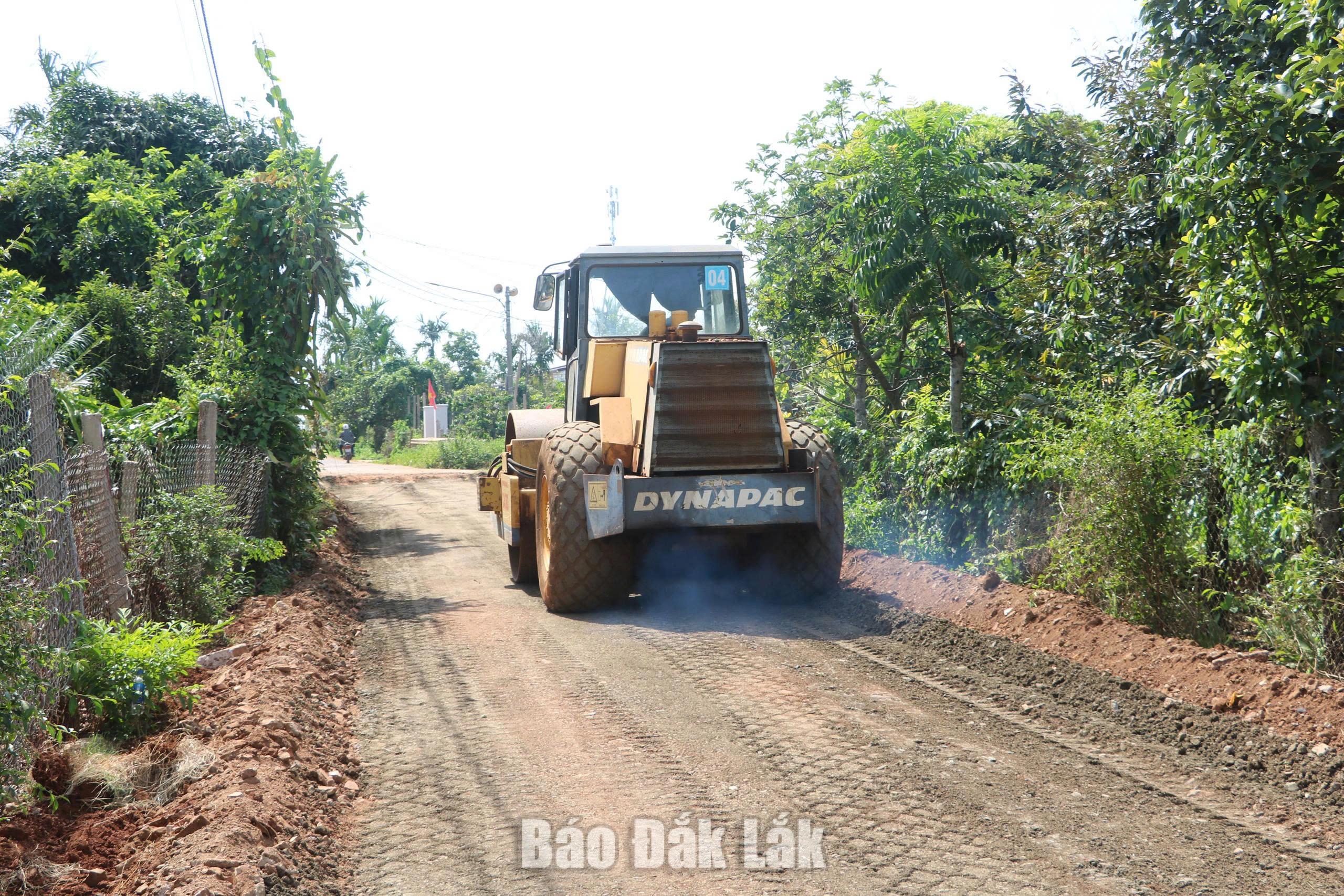 Tuyến đường  giao thông thôn 5 đang được đầu tư, nâng cấp.