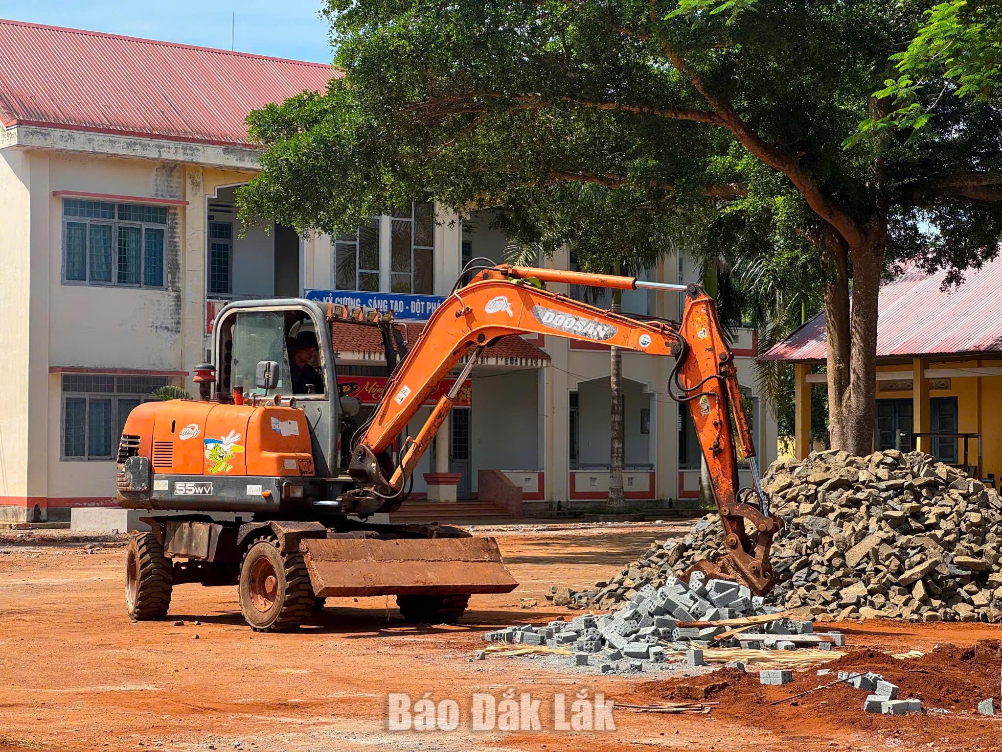 Các đơn vị thi công huy động nhiều phuowngt eienj đẩy nhanh tiến độ thi công coongg tình tại Trường THCS Phú Lộc.
