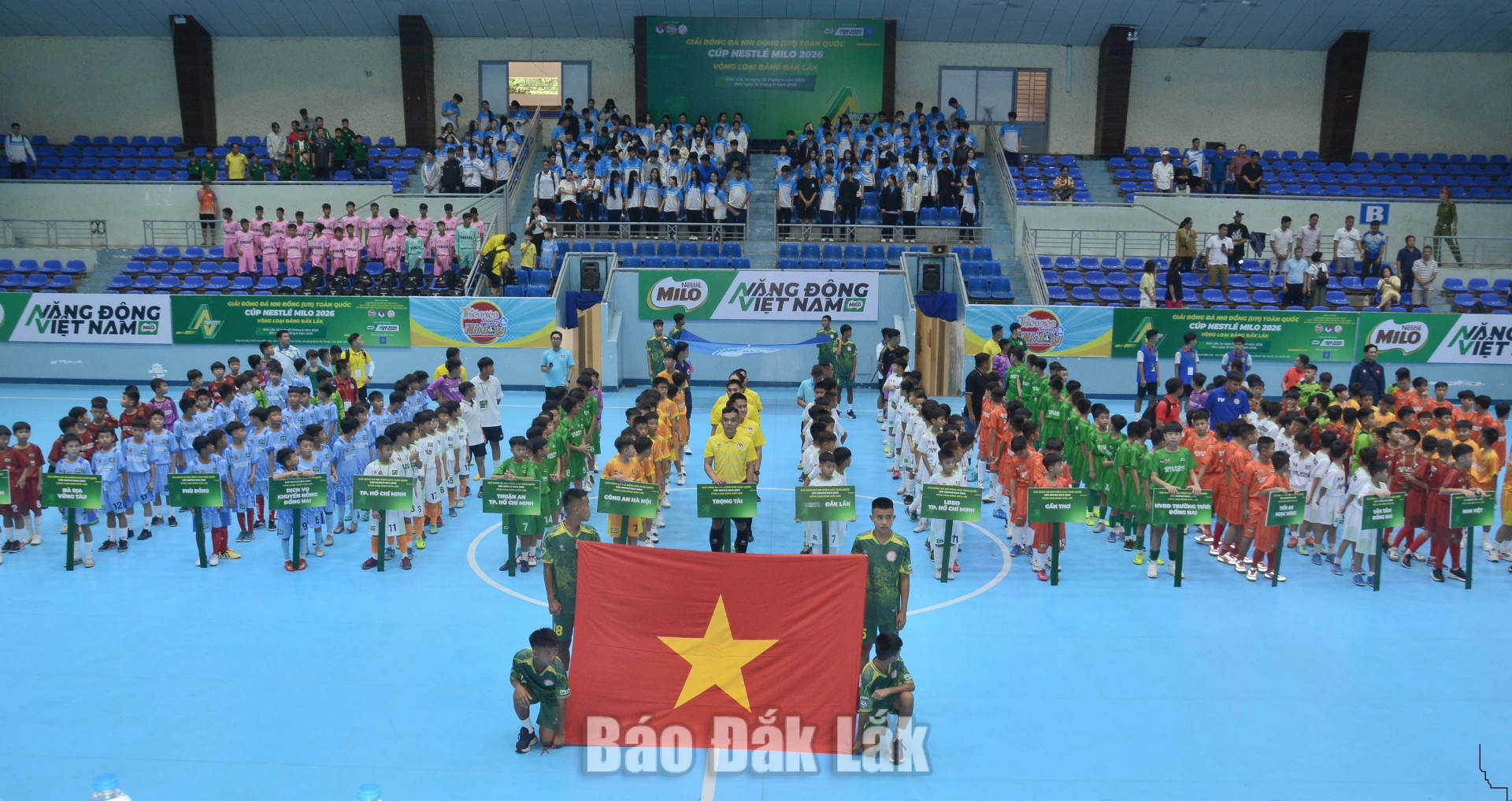 Các đội bóng Chào cờ trước khai mạc giải.