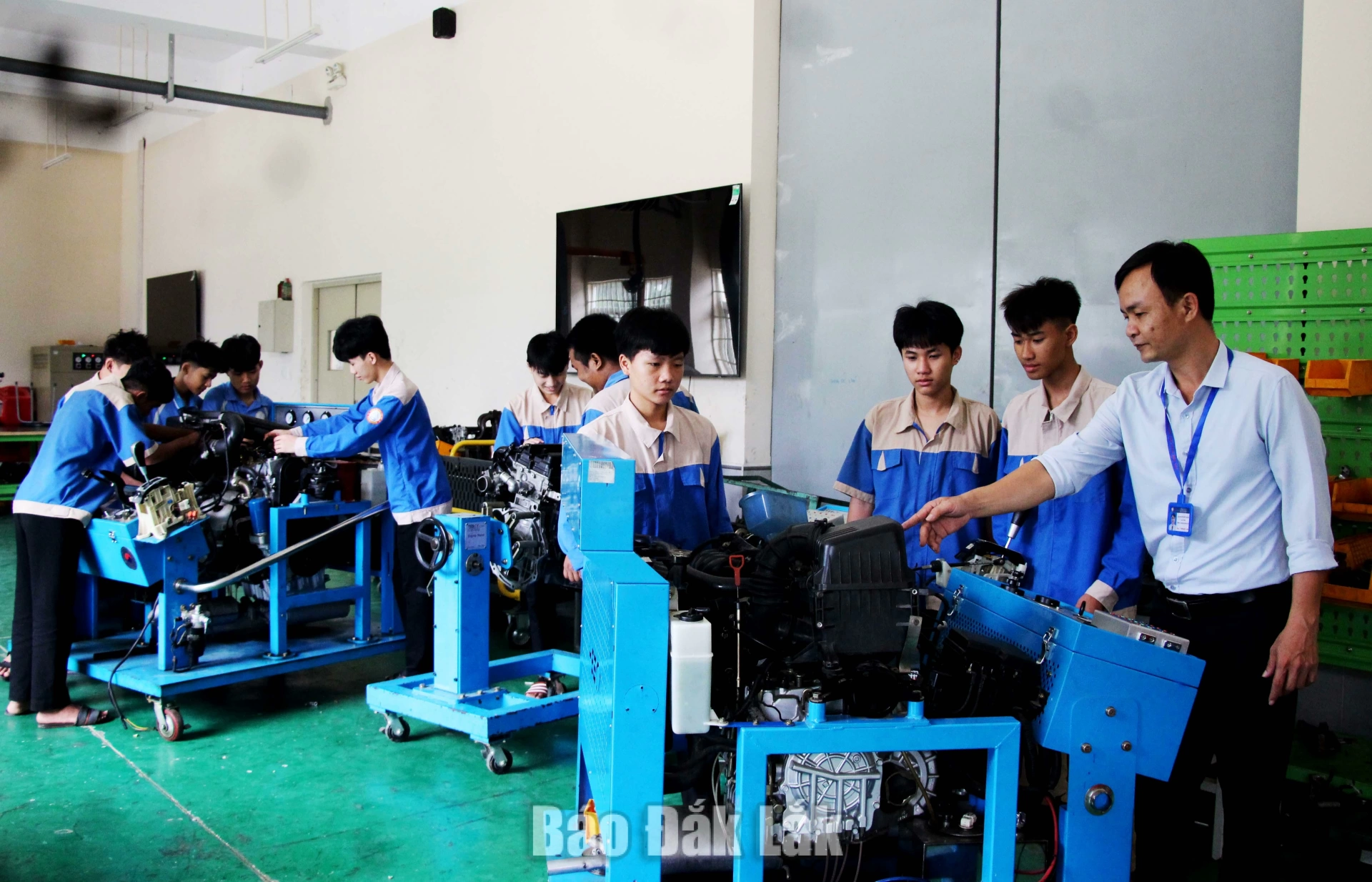 Nhiều học sinh, sinh viên người đồng bào dân tộc thiểu số chọn học nghề công nghệ ô tô tại Trường Cao đẳng Đắk Lắk. Trong ảnh, Sinh viên nhà trường thực hành công nghệ ô tô tại xưởng. Ảnh: T.Hiếu

