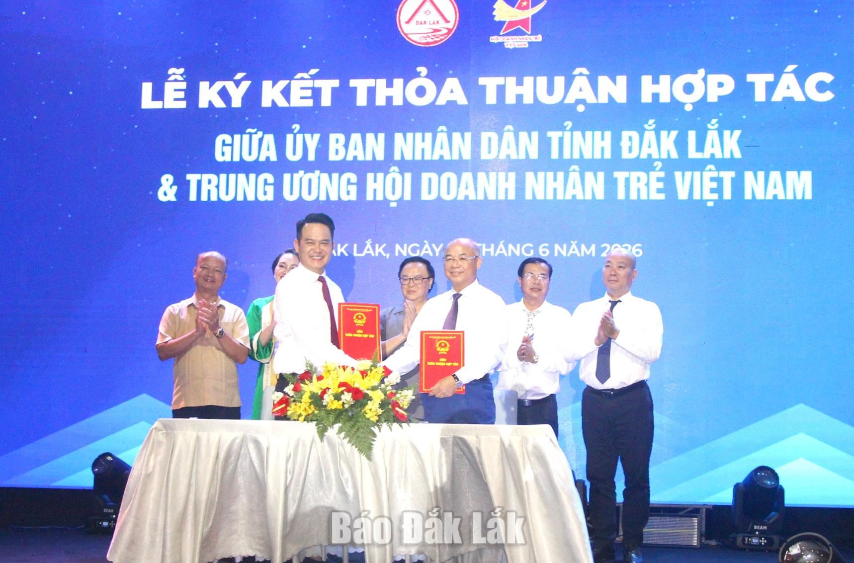 Phó Chủ tịch UBND tỉnh Trương Công Thái ký kết biên bản hợp tác với Hội Doanh nhân trẻ Việt Nam.