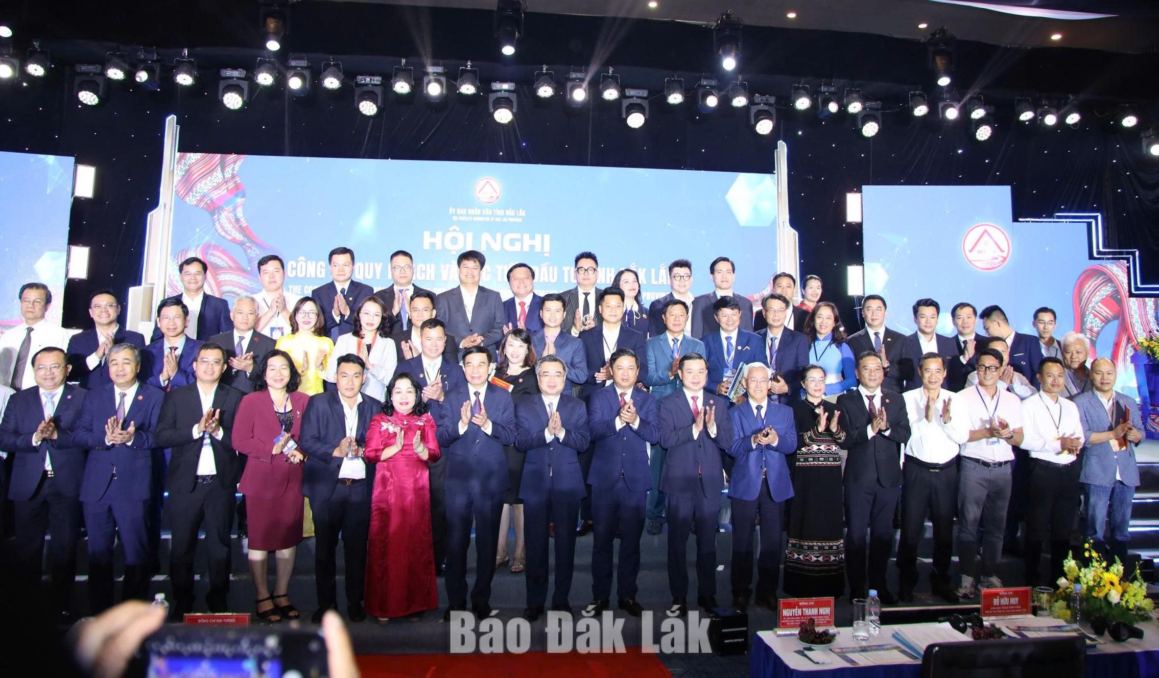 Các đồng chí lãnh đạo Trung ương, tỉnh chụp hình cùng các nhà đầu tư tại Hội nghị công bố Quy hoạch và xúc tiến đầu tư tỉnh Đắk Lắk.