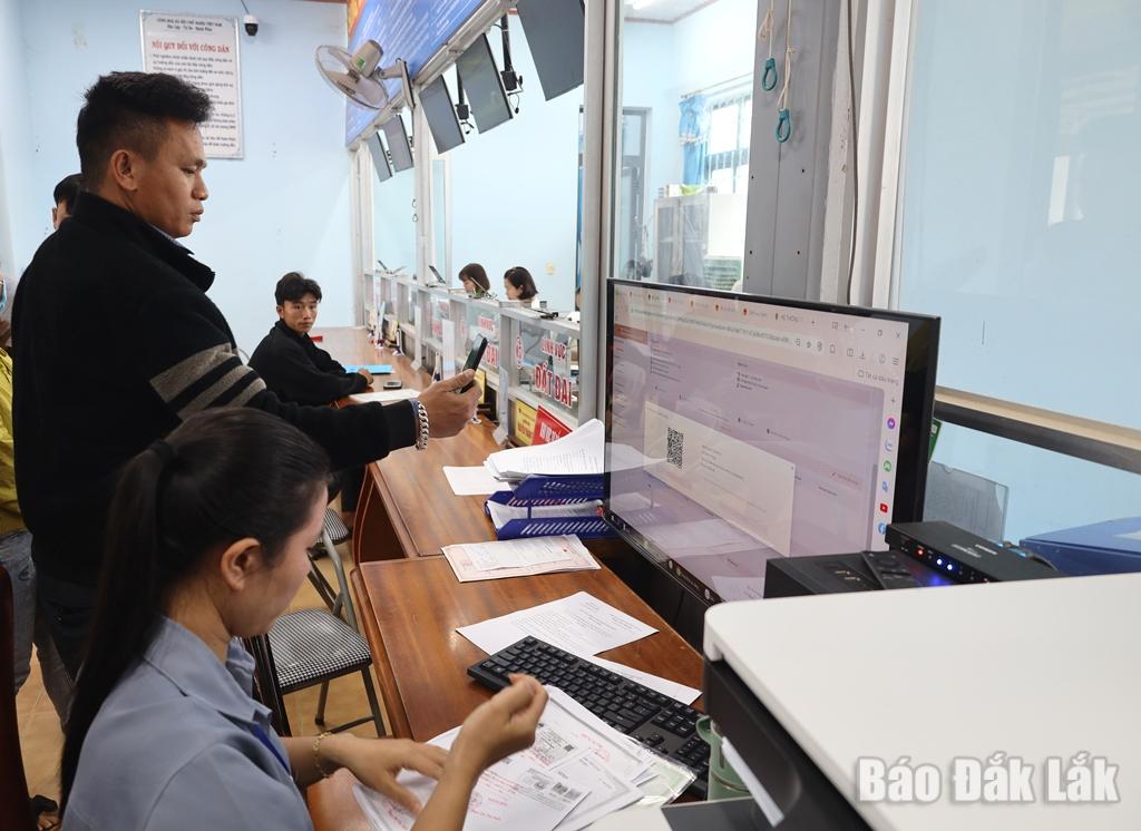Xã Ea Knốp phấn đấu hoàn thành xây dựng cơ sở dữ liệu đối với 10.612 thửa đất 1 Người dân đến giải quyết thủ tục hành chính về đất đai tại Trung tâm Phục vụ hành chính công xã Ea Knốp.