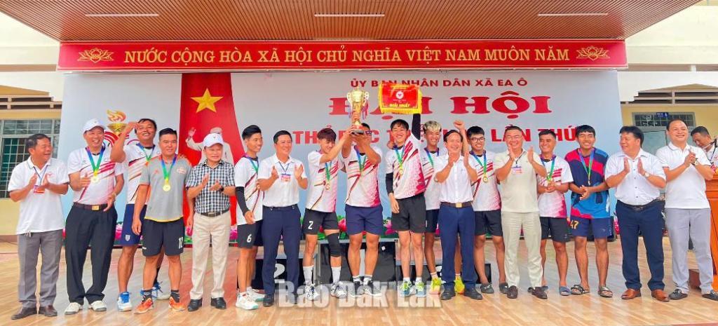 Ban chỉ đạo, Ban tổ chức Đại hội Thể dục thể thao xã Ea Ô trao giải Nhất bóng chuyền nam.
