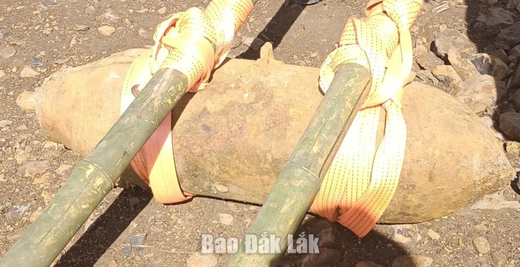 Quả bom sót lại sau chiến tranh được phát hiện tại buôn Xê Đăng, xã Ea Knốp là loại 26-LB, FRAG, AN-M81.