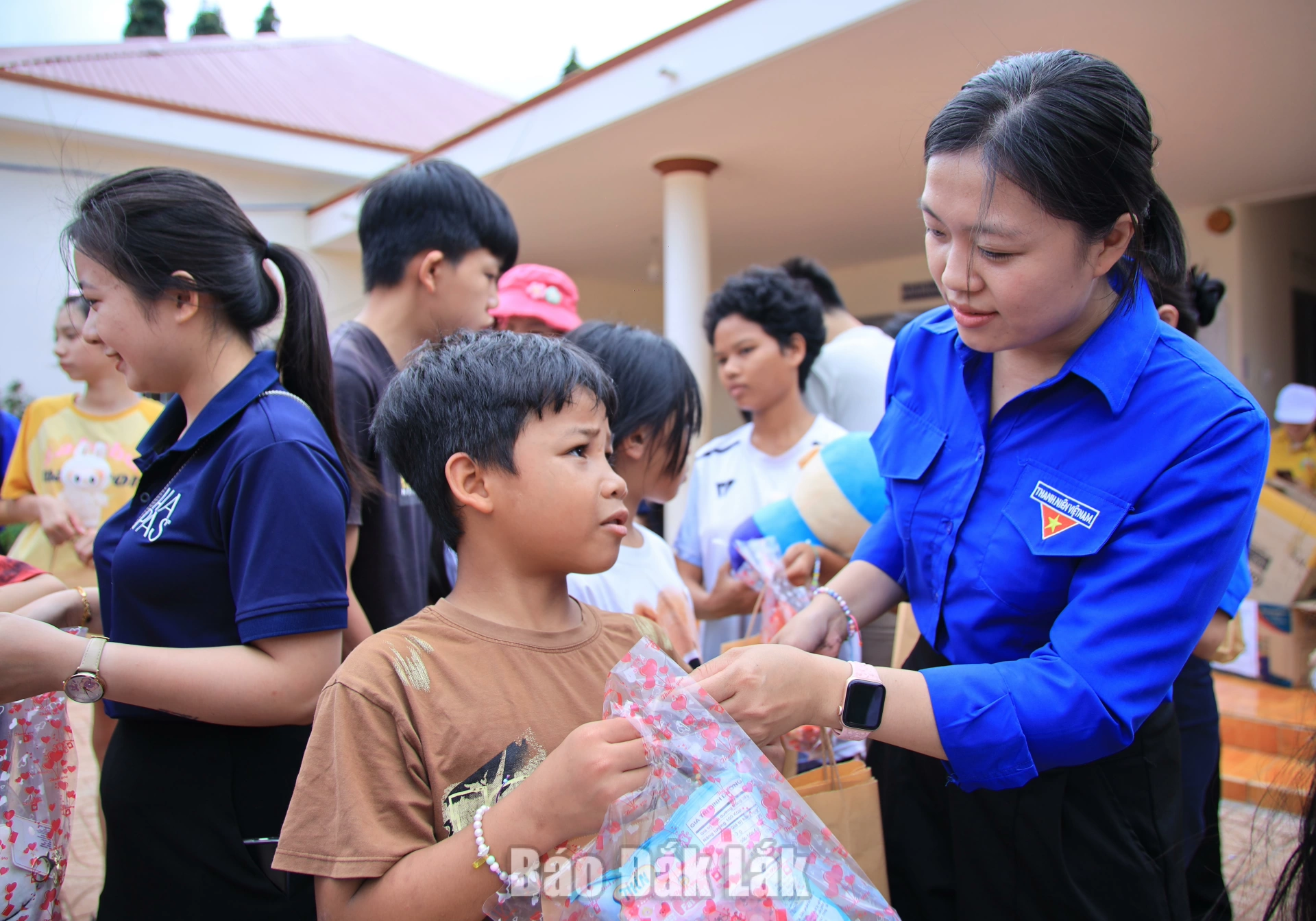 Dự án “Thư viện mùa xuân” mang niềm vui đến với trẻ em tại Trung tâm Bảo trợ xã hội và Trẻ em tỉnh 2 Trần Thị Thùy Trang – Ủy viên Ban Chấp hành Tỉnh đoàn, Phó Chủ tịch Ủy ban MTTQ Việt Nam phường, Bí thư Đoàn phường Tân Lập,