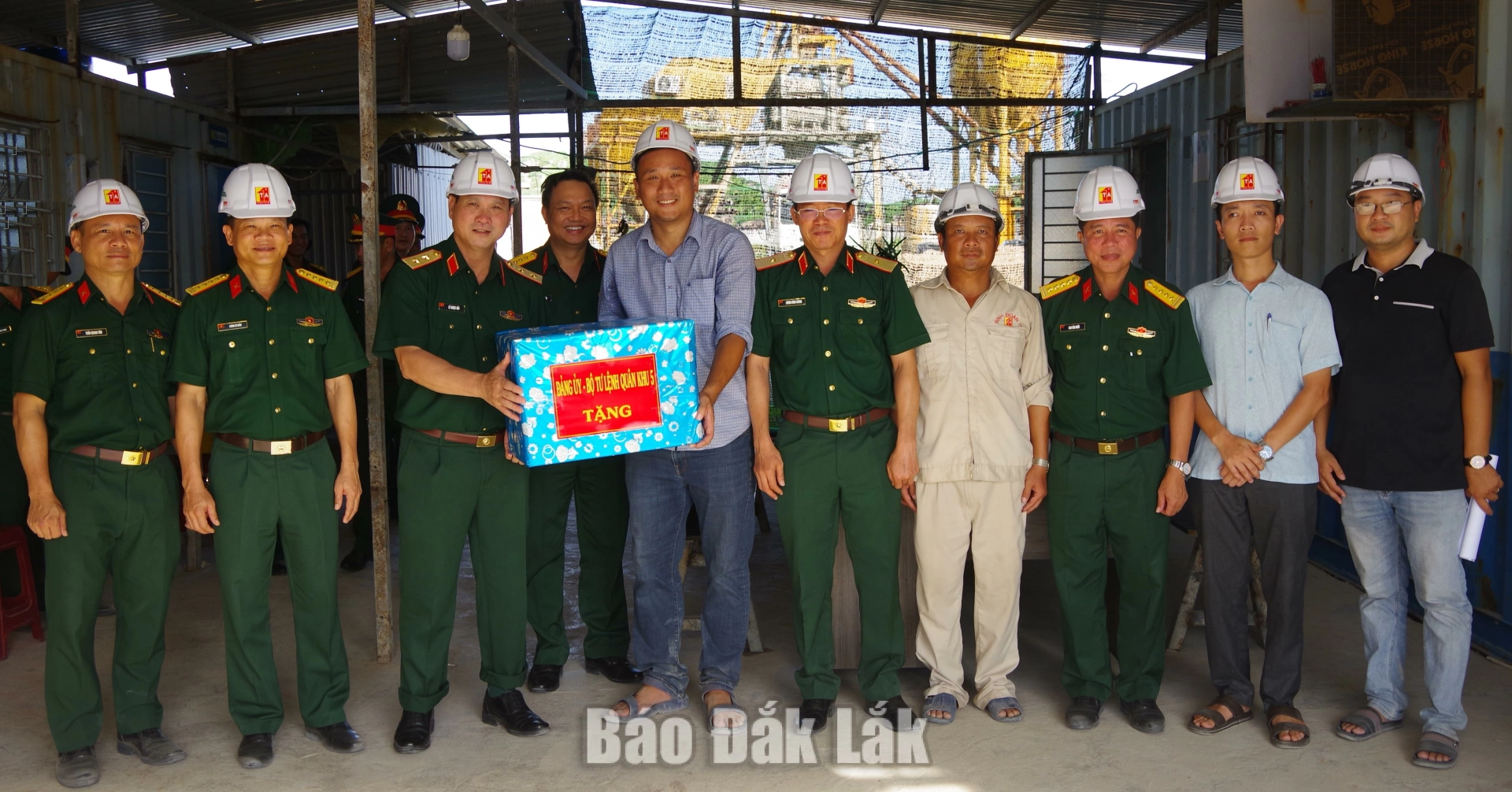 Trung tướng Lê Ngọc Hải - Ủy viên Trung ương Đảng, Tư lệnh Quân khu 5 cùng đoàn công tác tặng quà, động viên đơn vị thi công.

