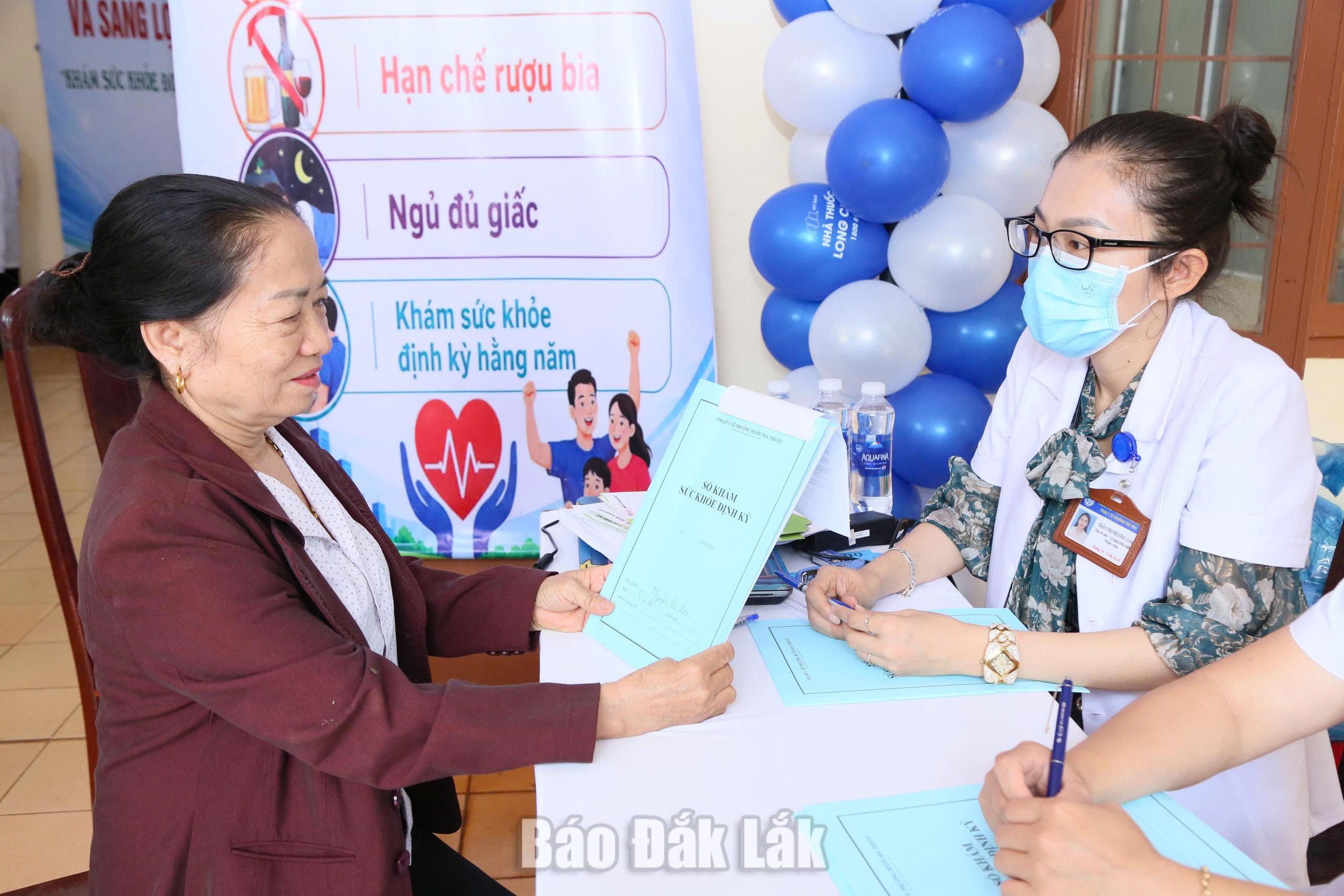Đắk Lắk triển khai Tháng cao điểm khám sức khỏe định kỳ cho người dân năm 2026 1
Tư vấn sức khỏe cho người dân trên địa bàn tỉnh.