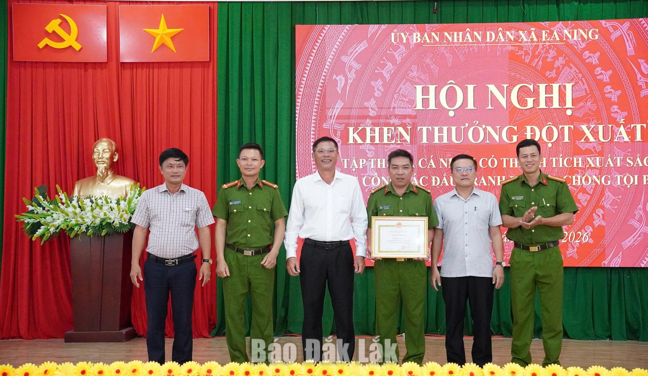Xã Ea Ning: Khen thưởng đột xuất tập thể, cá nhân đấu tranh, phòng chống tội phạm 1 th