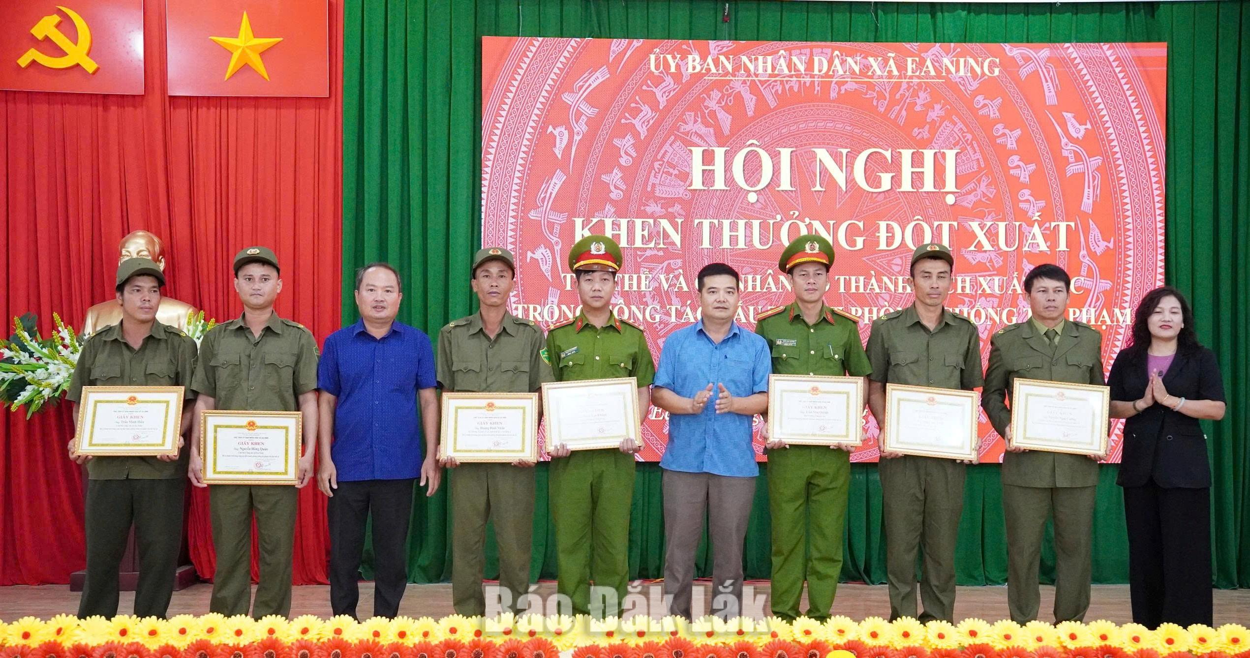 Xã Ea Ning: Khen thưởng đột xuất tập thể, cá nhân đấu tranh, phòng chống tội phạm 2 th
