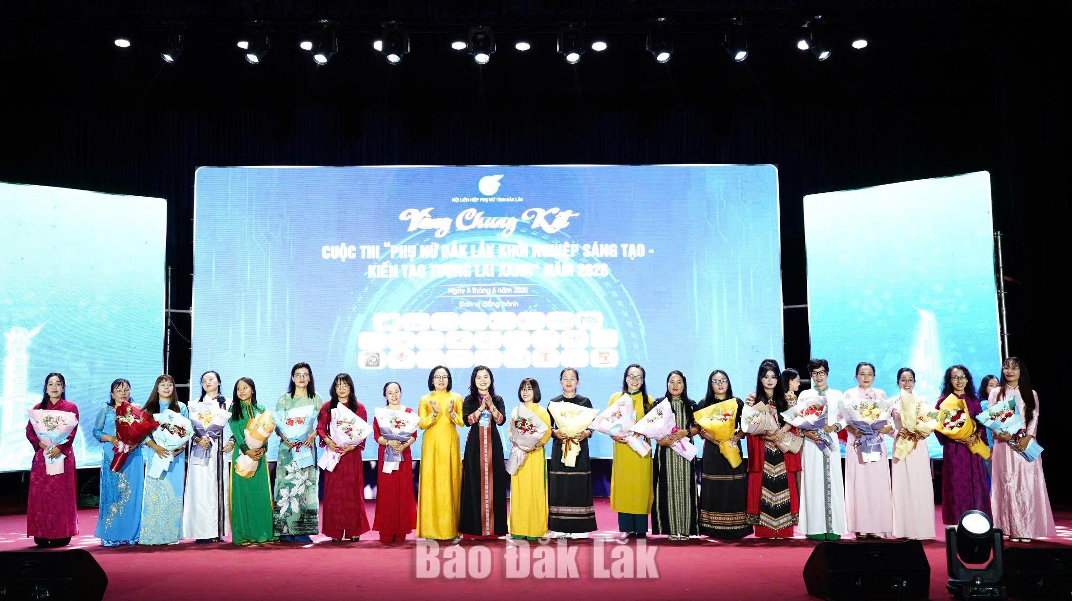 Ban tổ chức tặng hoa chúc mừng các thí sinh tham gia Vòng chung kết.