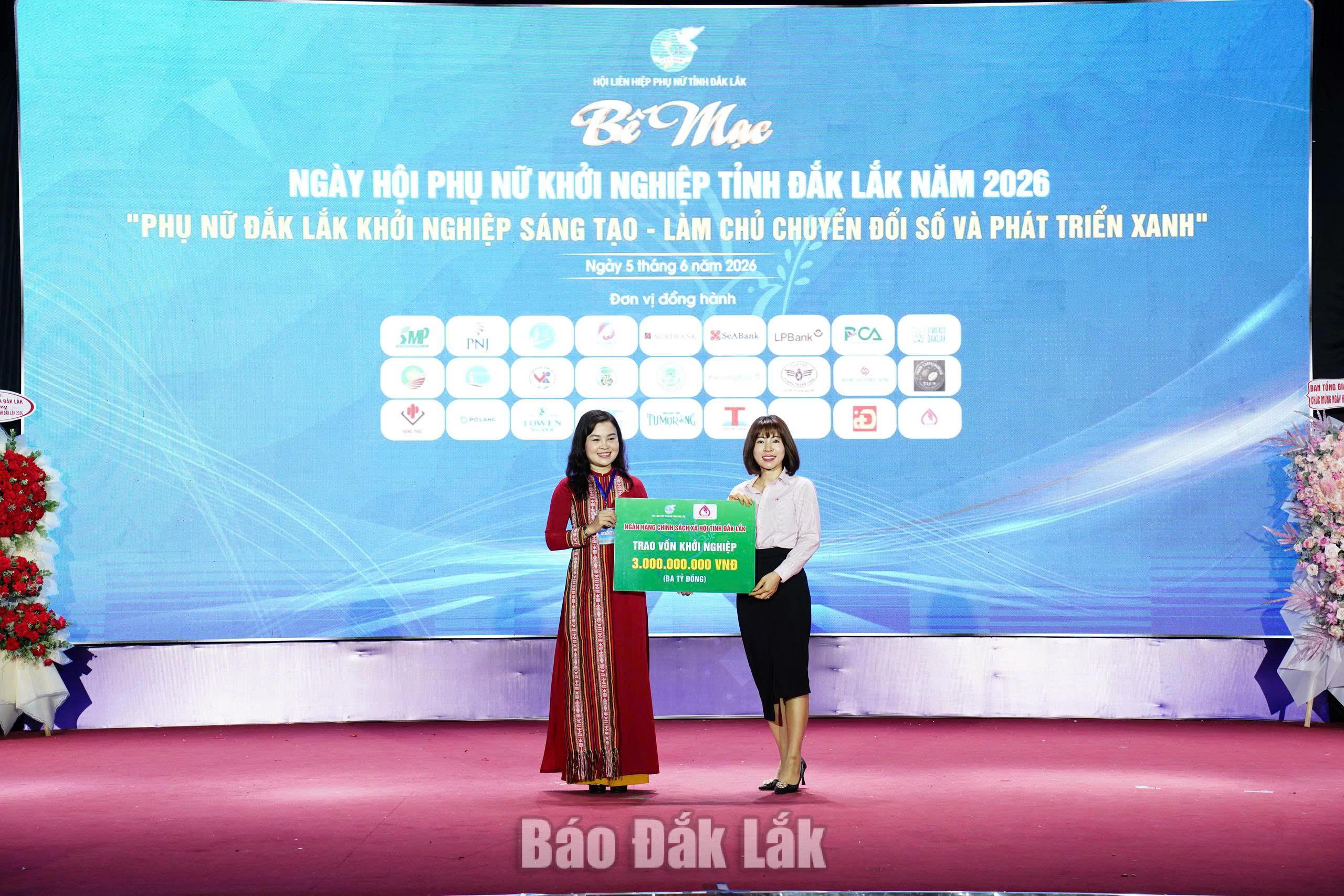 Đại diện Ngân hàng Chính sách xã hội tỉnh đã bố trí ngồn vốn vay 3 tỷ đồng cho các dự án khởi nghiệp, khởi sự kinh doanh của hội viên, phụ nữ.