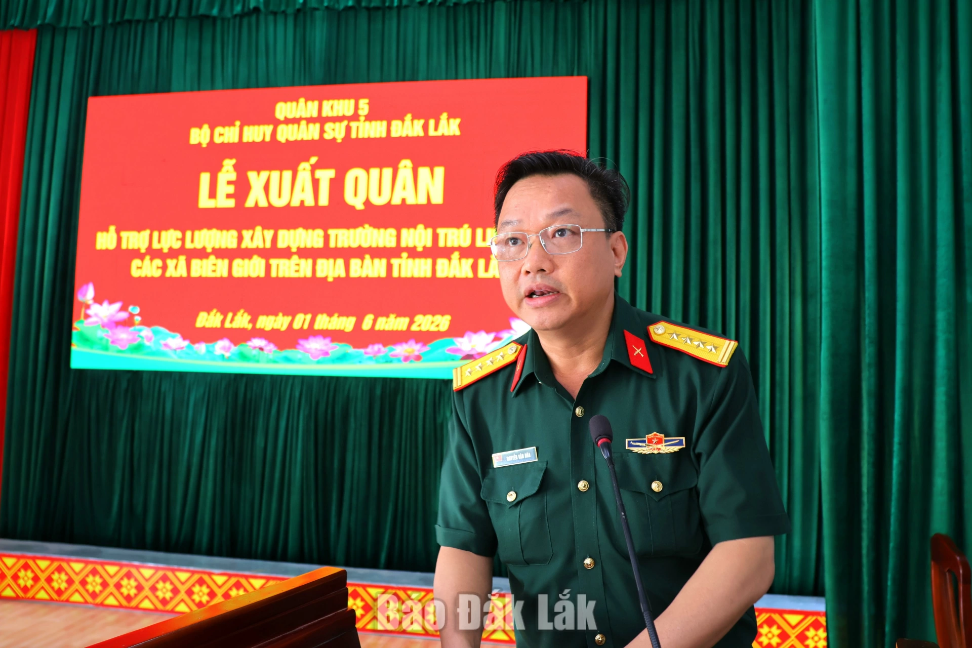 Đại tá Nguyễn Văn Hòa, Chỉ huy trưởng Bộ Chỉ huy Quân sự tỉnh phát biểu tại lễ xuất quân.