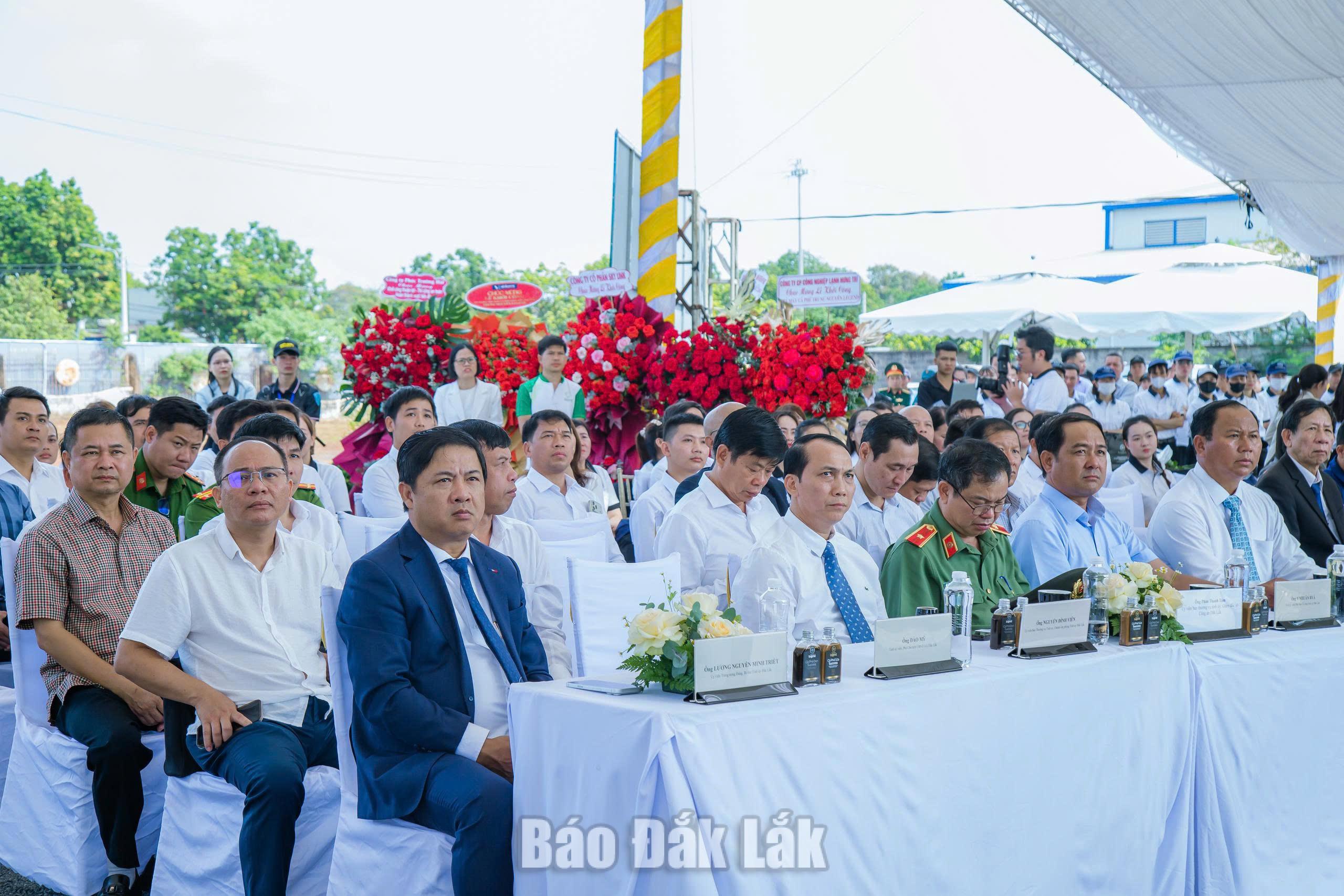 Các đại biểu tham dự buổi lễ.