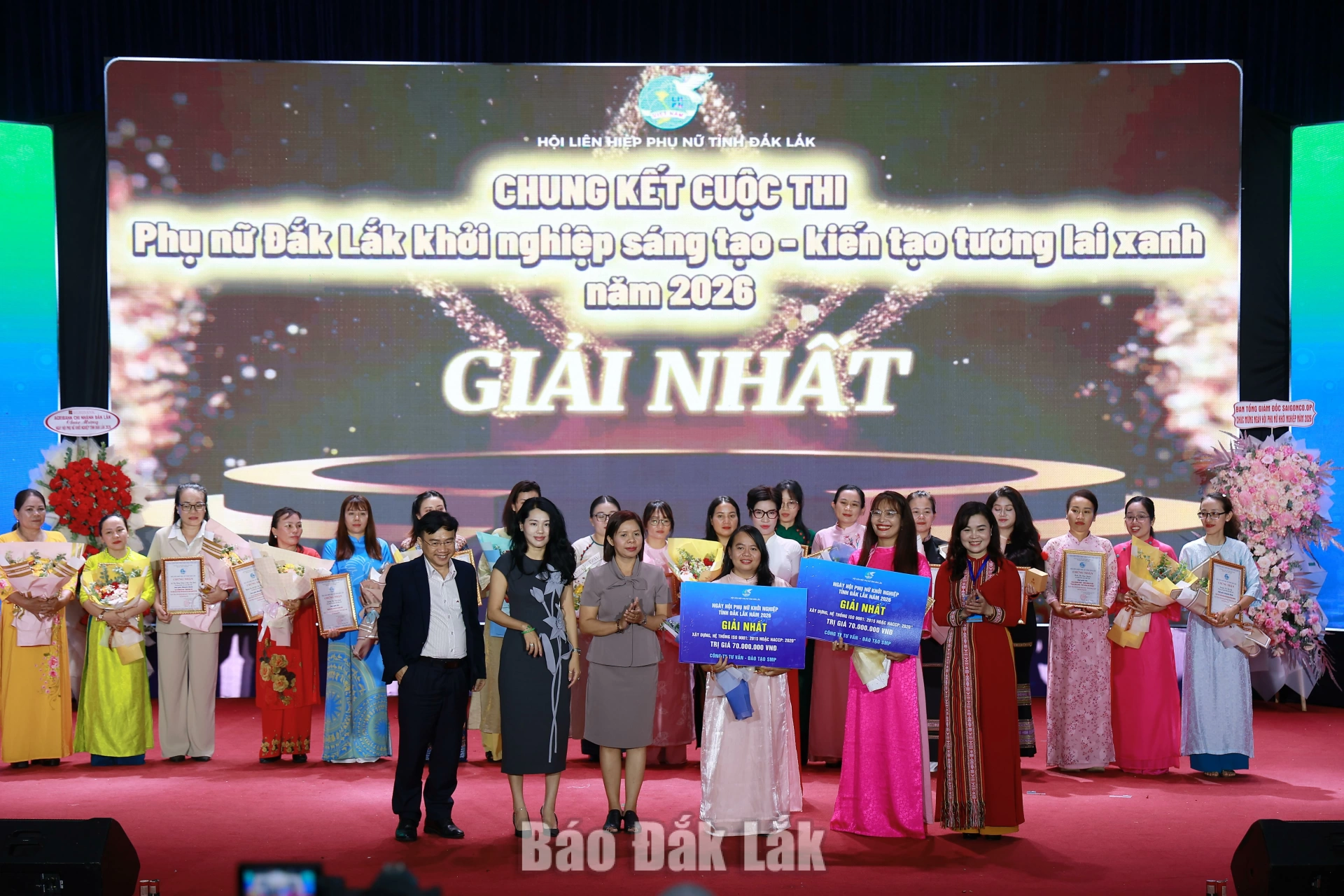 Trao giải Nhất cho thí sinh Lê Thị Trà My và Nguyễn Thị Hải.