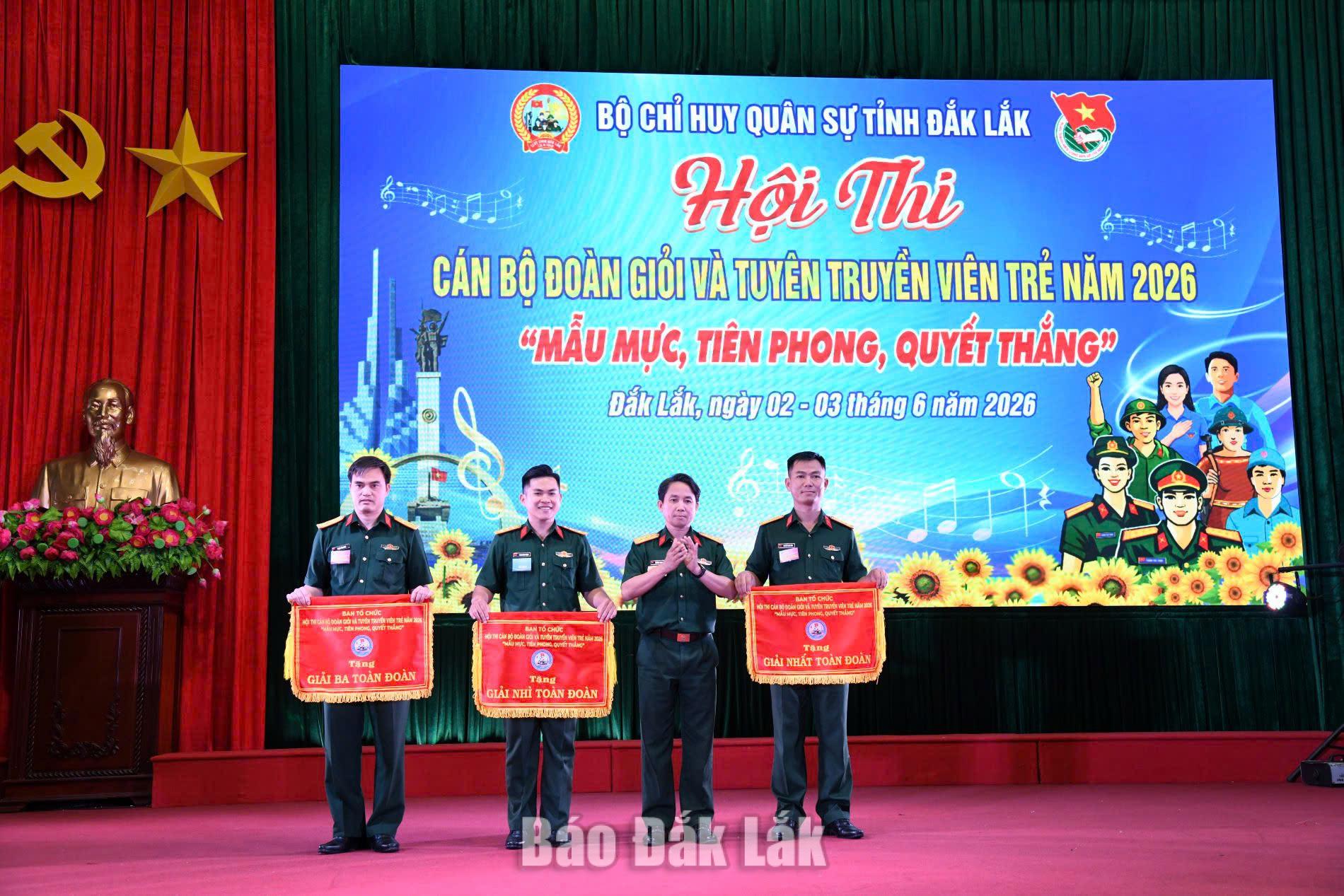 Tuổi trẻ lực lượng vũ trang tỉnh thi cán bộ Đoàn giỏi 5 Thượng tá Trương Minh Hồng, Phó Chính ủy Bộ Chỉ huy Quân sự tỉnh trao giải cho các đội có thành tích cao tại hội thi.
