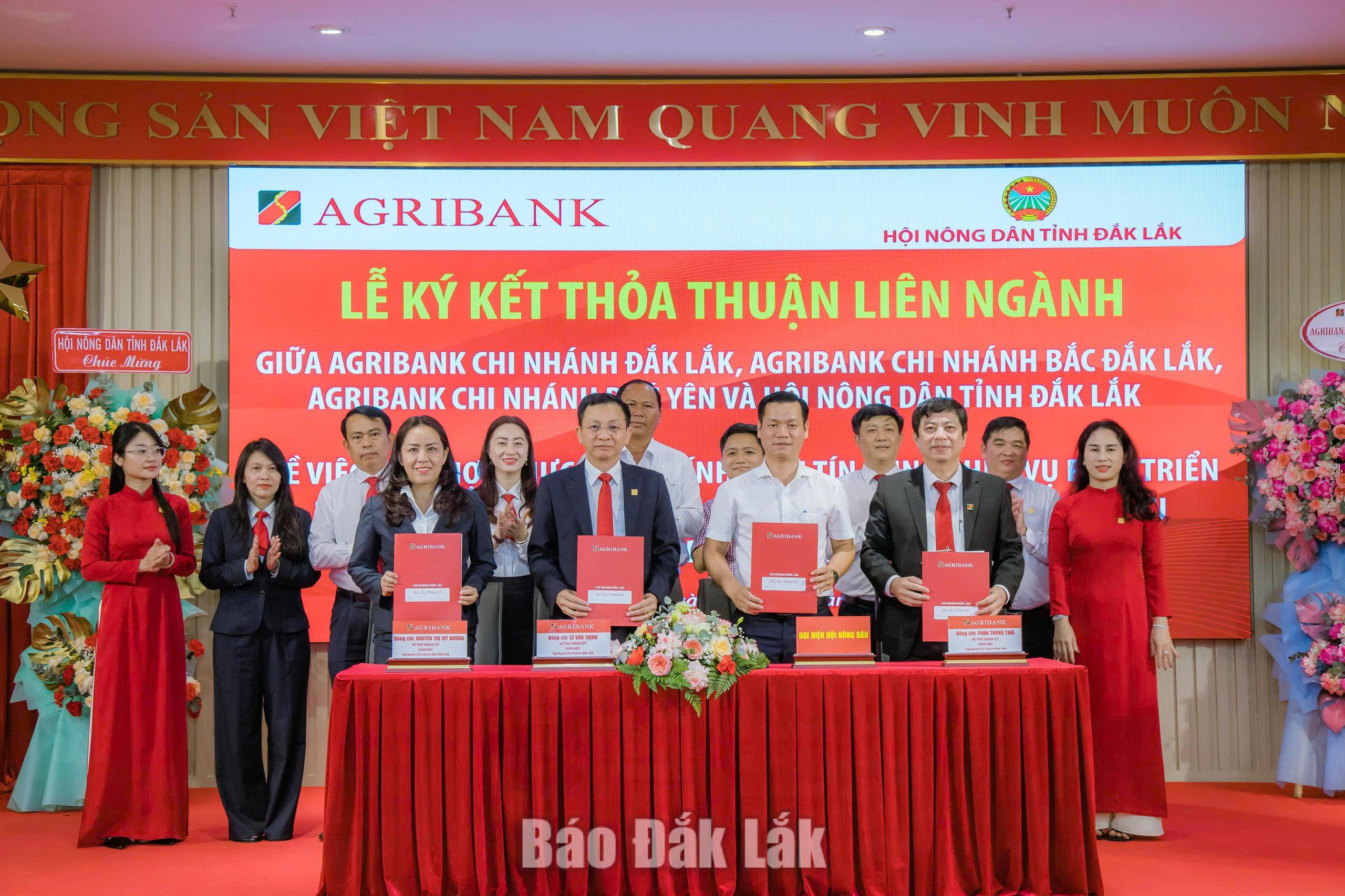 Lãnh đạo Hội Nông dân tỉnh Đắk Lắk và các chi nhánh Agribank thực hiện nghi thức ký kết thỏa thuận hợp tác.