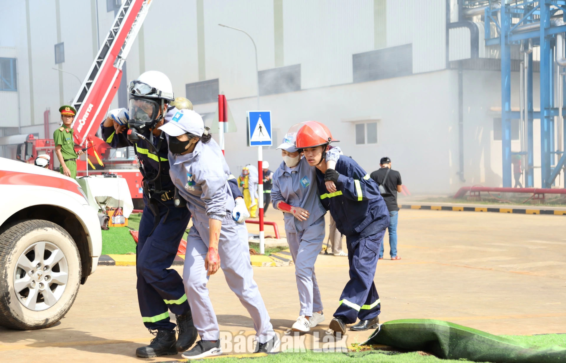 người bị nạn được lực lượng cứu nạn đưa ra ngoài trong tình trạng bị ngạt khói, thương tích.