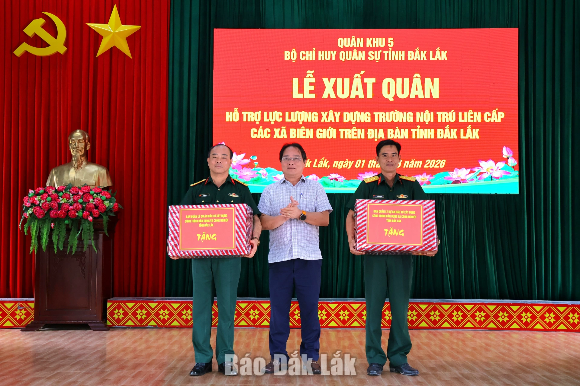 Đại diện Ban Quản lý dự án đầu tư xây dựng công trình dân dụng và công nghiệp tỉnh tặng quà cho lực lượng tham gia hỗ trợ.