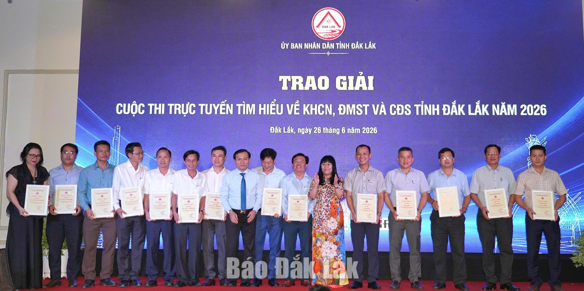 Đồng chí Hồ Thị Nguyên Thảo, Ủy viên Ban Thường vụ Tỉnh ủy, Phó Chủ tịch Thường trực UBND tỉnh trao giấy chứng nhận, khen thưởng cho các tập thể khối xã, phường đã đạt giải Cuộc thi trắc nghiệm trực tuyến tìm hiểu về khoa học, công nghệ, đổi mới sáng tạo và CĐS tỉnh Đắk Lắk năm 2026.