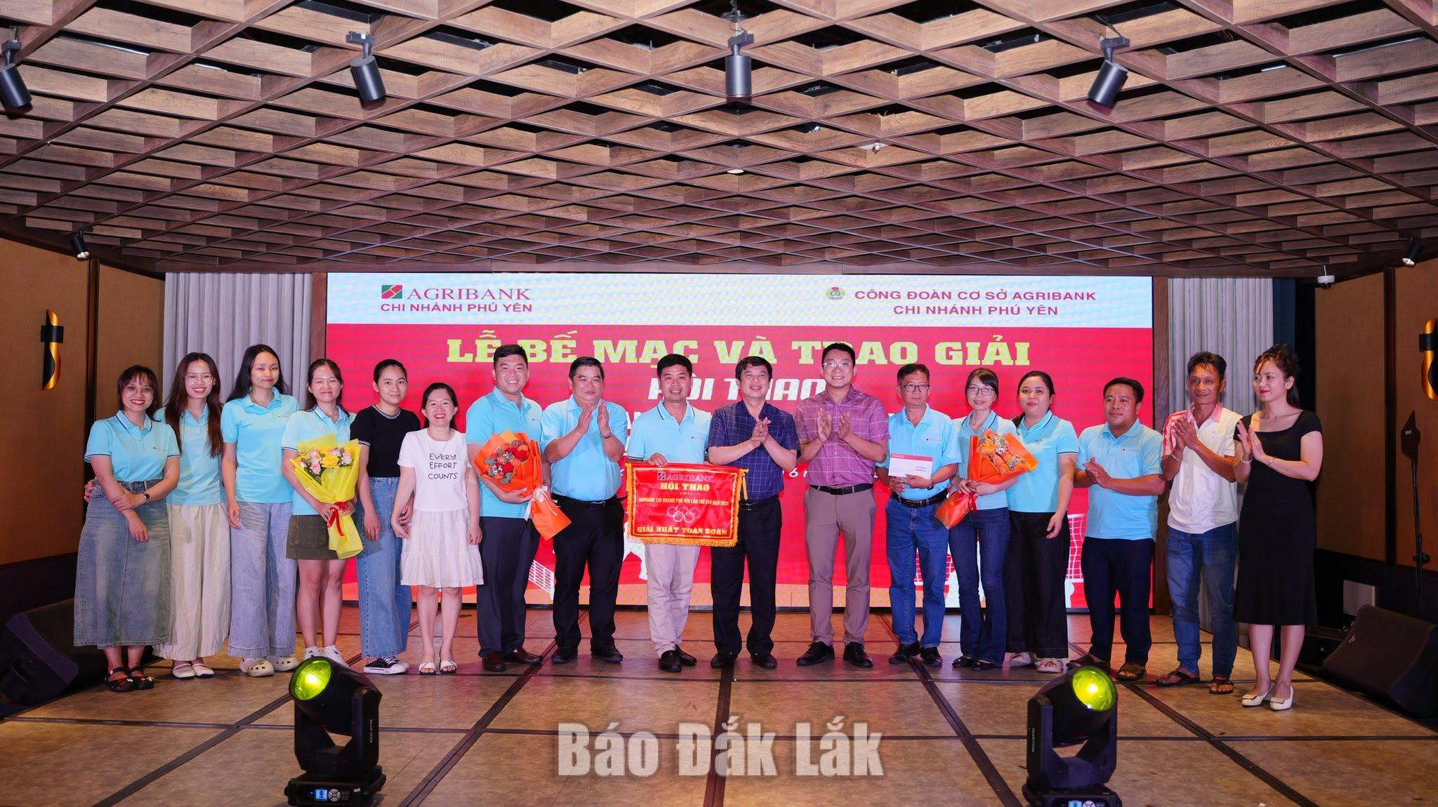 Agribank Chi nhánh Phú Yên tổ chức Hội thao lần thứ XVII năm 2026 2 Lãnh đạo Agribank Chi nhánh Phú Yên trao giải Nhất toàn đoàn cho Agribank Chi nhánh Sông Cầu Phú Yên.