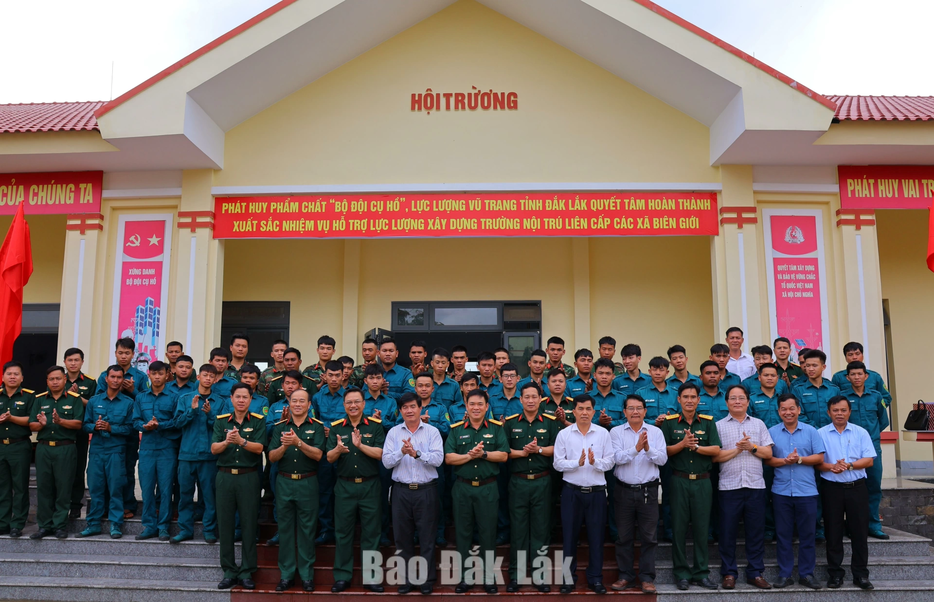 Các đại biểu chụp hình lưu niệm.