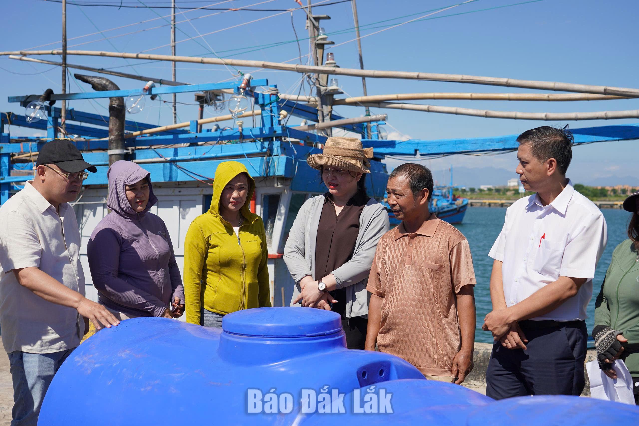 Ngư dân được trao tặng bồn chứa nước tận tay tại Cảng cá Đông Tác. Ảnh: T.Hương