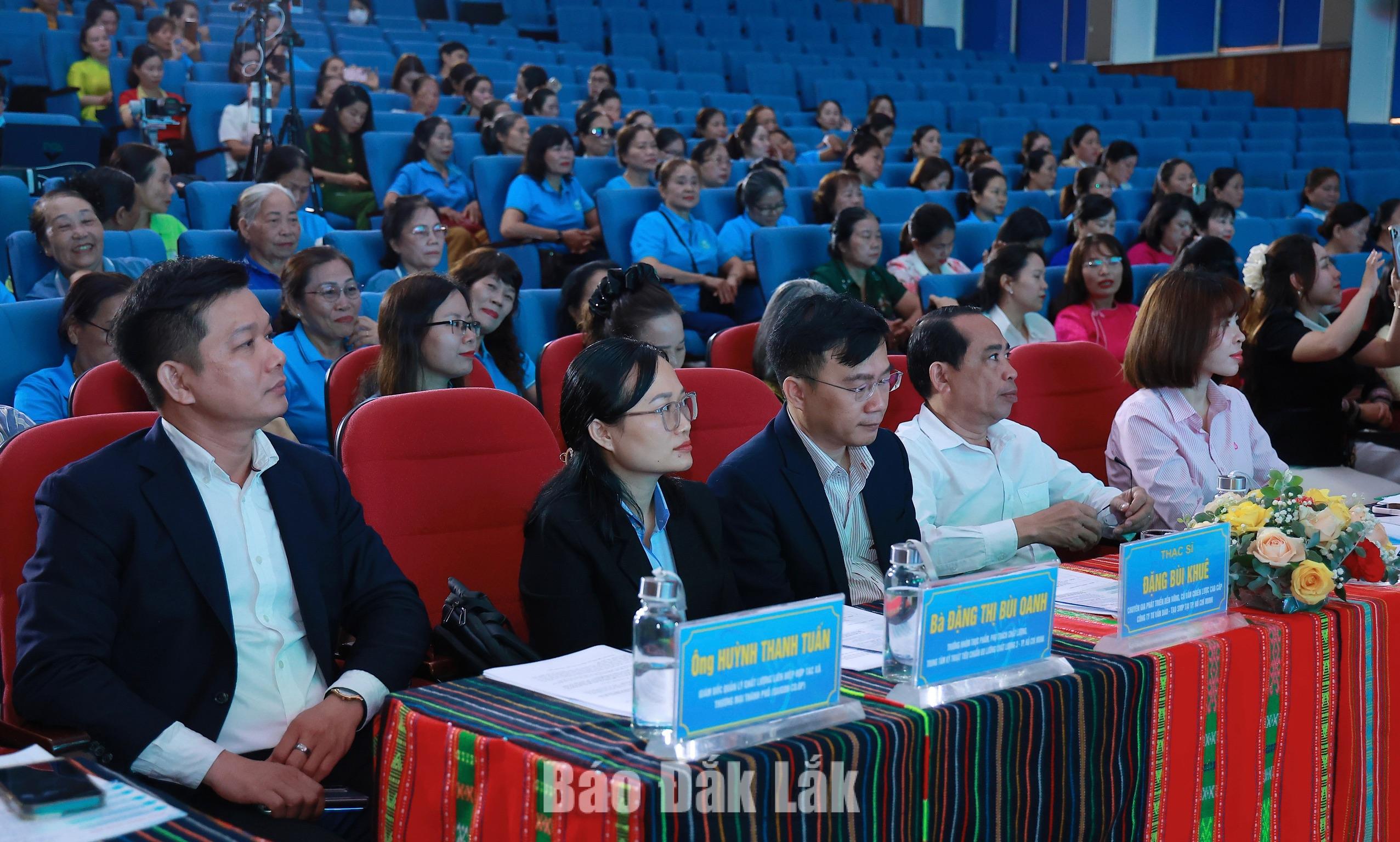 Các đại biểu dự hội nghị.